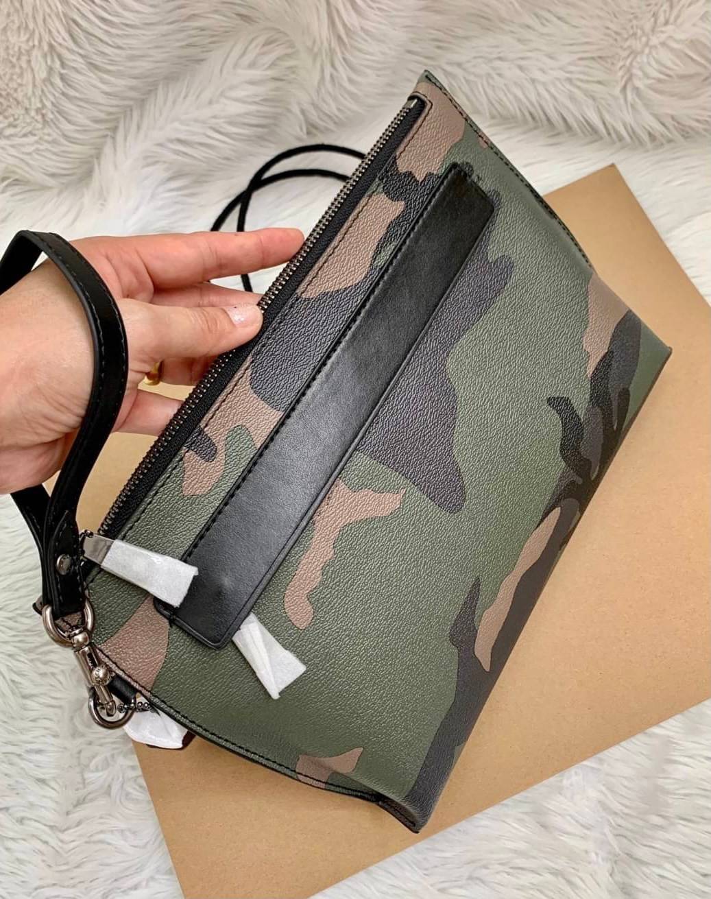 COACH CARRYALL POUCH WITH CAMO PRINT ((29127)) พร้อมส่งค่ะ! กระเป๋าคล้องมือแบบคลัท หนังแท้ หนังนิ่มลายทหารสวยค่ะ;สารมารถใส่ i pad;Tablet (บางรุ่น) ได้ค่ะ; มีช่องเล็กใส่ของจุกจิกสิงช่อง;ซิปซ่อนด้านหน้าหนึ่งช่อง พร้อมสายคล้องมือถอดออกได้หนึ่งสาย