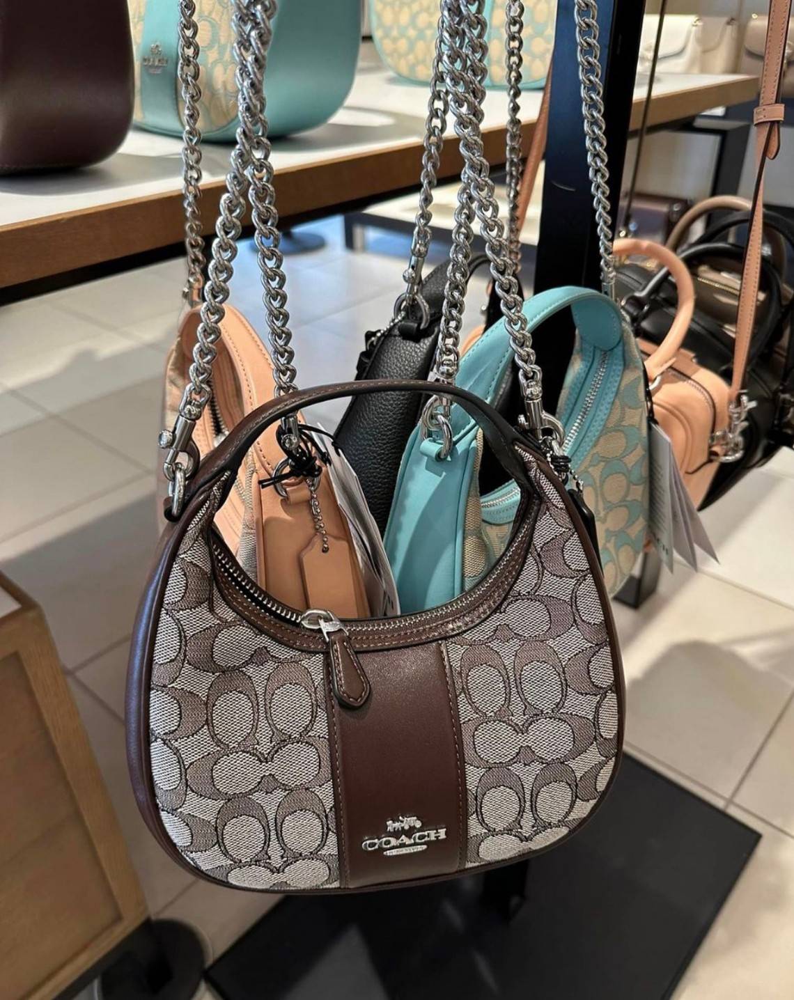 COACH CARMEN MINI CROSSBODY IN SIGNATURE JACQUARD กระเป๋ารูปทรงพระจันทร์โค้งมน น่ารักน่าใช้มากๆ!! เกรดท็อปออริ เกรดดีสุด สลับแท้ 1:1 ใช้ต่างประเทศได้