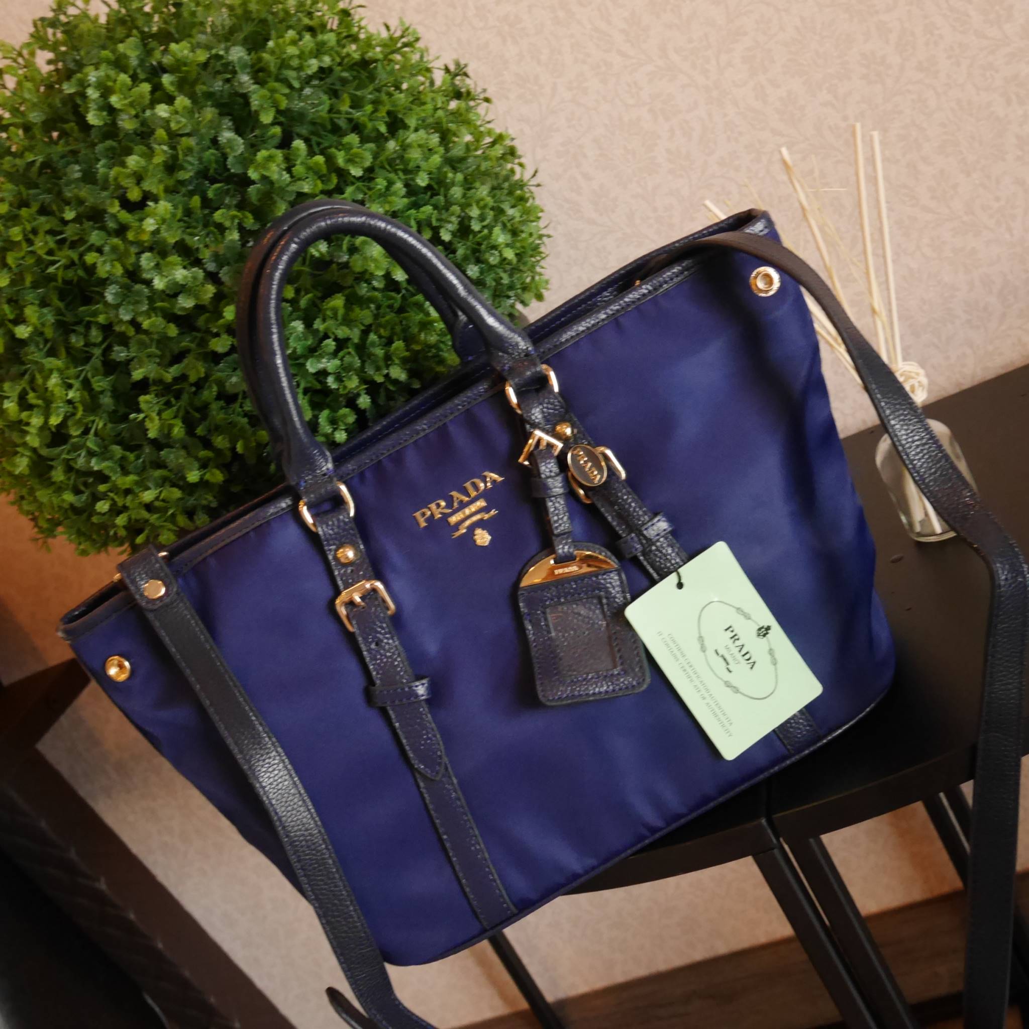 สาวๆที่มองหา กระเป๋าสะพายสวยเก๋ **ที่ใช้ได้ทุกวัน 👧👧 ทางร้าน ขอแนะนำ งานพรีเมี่ยมกิ้ฟ จากเคาเตอร์ต่างประเทศค่ะ รุ่น Limited edition ค่า กระเป๋าสะพาย จากแบรนด์ PRADA เป็น กระเป๋าผ้าไนล่อน สลับหนัง สะพายไหล่ได้ สามารถปรับระดับที่สายสะพายไหล่