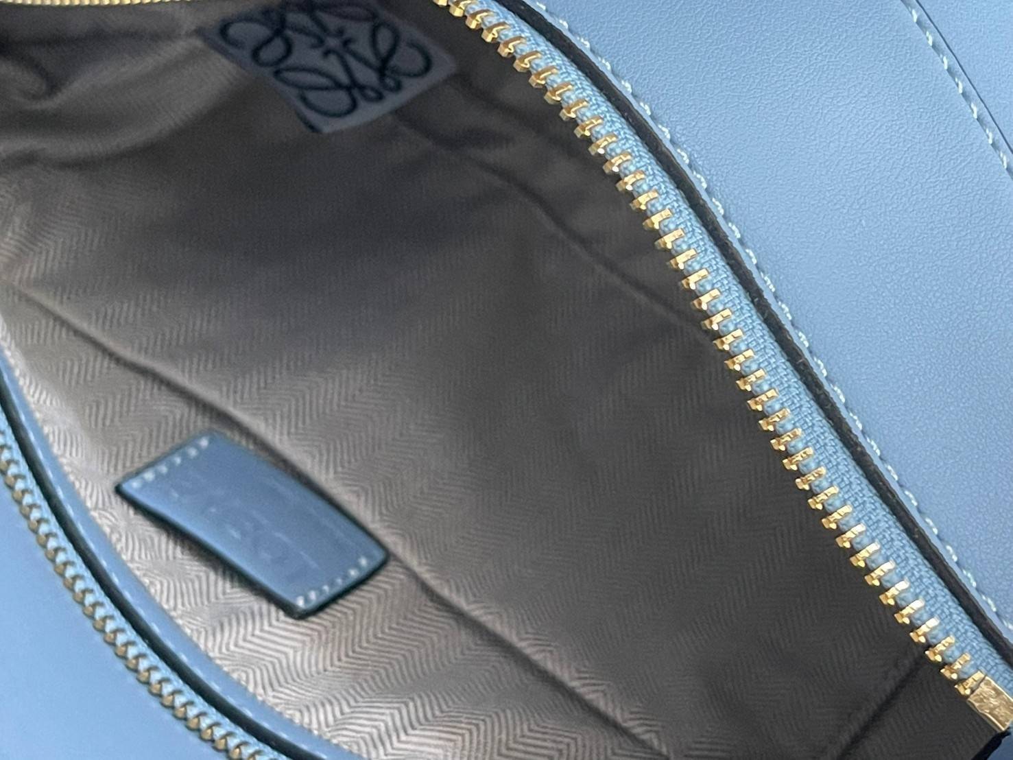 Loewe Puzzle Hobo bag กระเป๋ารุ่น Puzzle มีความพิเศษในหลายด้าน ไม่ว่าจะเป็นรูปทรงที่แปลกใหม่ มินิมอลด้วยโลโก้อนาแกรมแบบประทับ ดูหรู เป็นกระเป๋า Unisex ที่ไม่ว่าคุณจะเป็นผู้หญิงหรือผู้ชายก็ใช้งานได้ ลายกระเป๋าได้มาจากการนำหนังมาเย็บต่อกันทั้งหมด ถึงแม้ว่าข