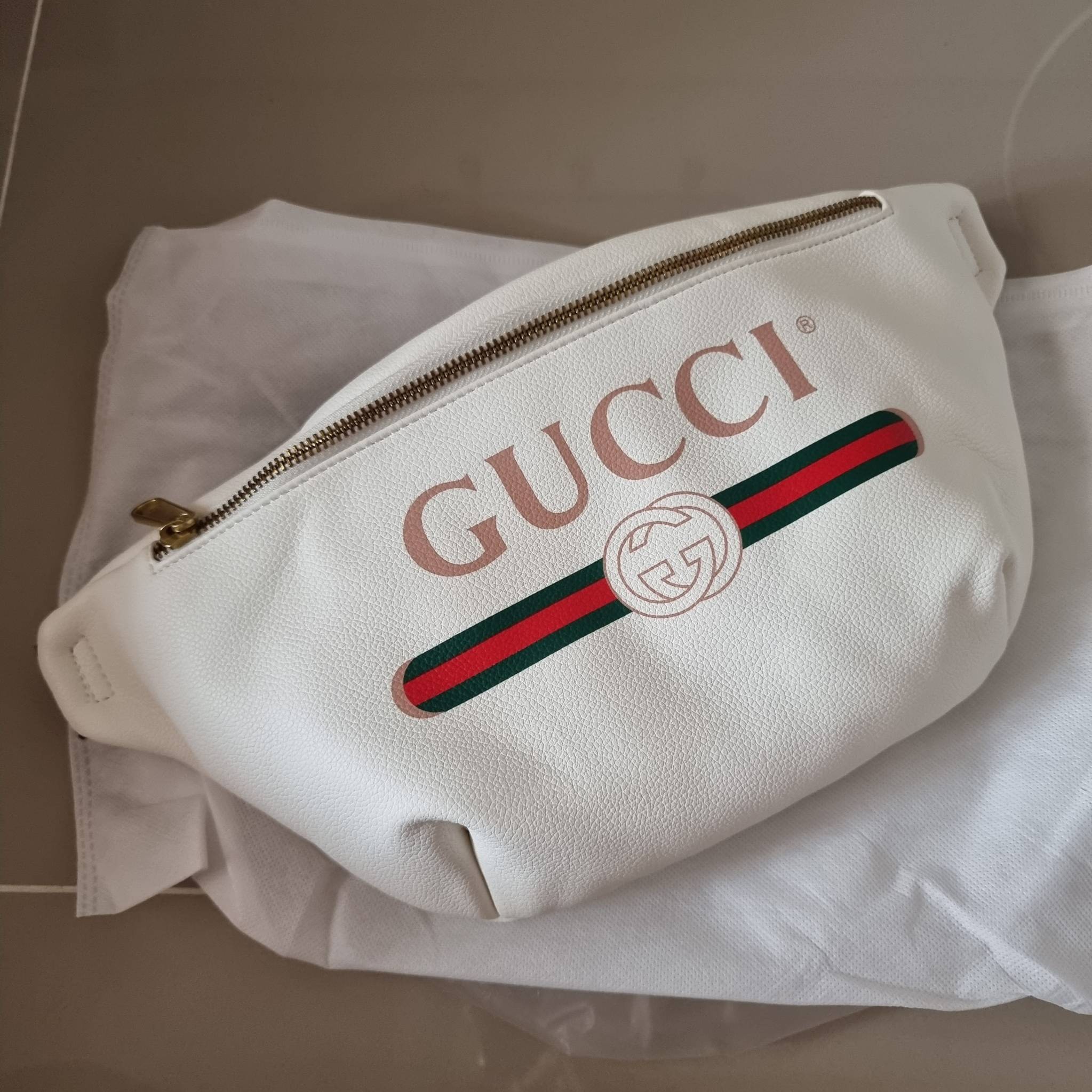GUCCI Print Logo Belt Bag / GG LEATHER BELT BAG ไอเท็มยอดฮิต ขึ้นแท่น best seller กับกระเป๋าคาดอก ไซส์ใหญ่จุได้คุ้มค่า รูปทรงคลาสสิค พกพาง่าย