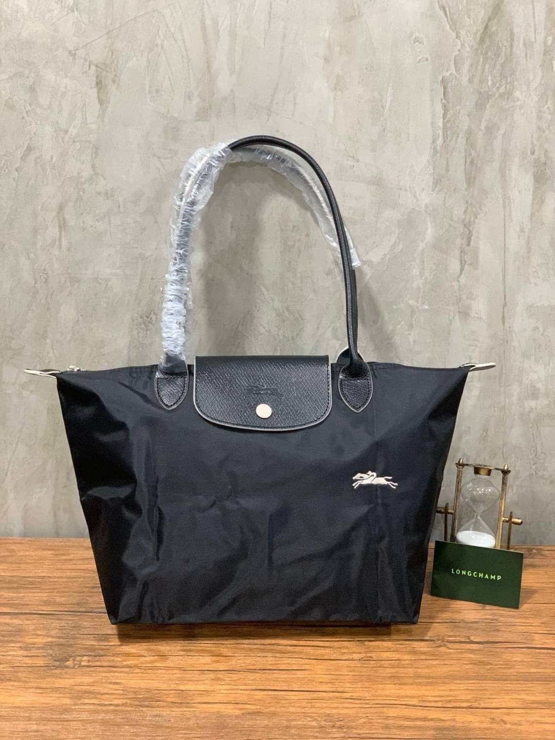 Longchamp LE PLIAGE Club (พร้อมส่ง 8 สี) TOTE BAG S กระเป๋ารุ่นยอดนิยม ที่สาวๆ ต้องมีไว้เก็บไว้สักใบ ด้วยตัวน้ำหนักกระเป๋า Longchamp เบาแสนเบา แต่จุของได้เยอะมาก สำหรับลุคทางการกึ่งลำลอง แฝงความสบาย ยามเดินทาง จุดเด่นอย่างหนึ่งของ กระเป๋าก็คือ สามาถพับเก็