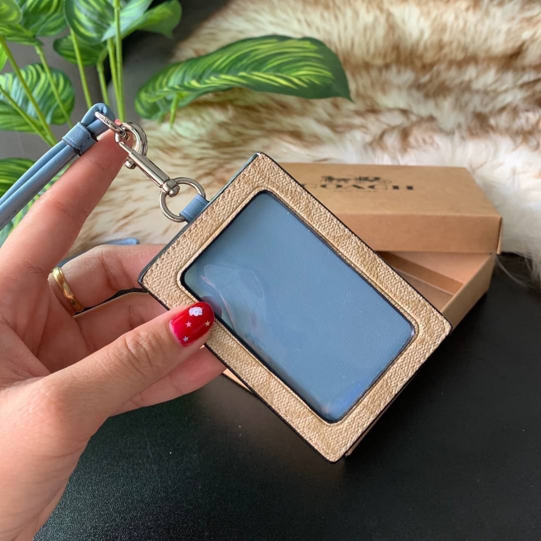 COACH F63274 ID LANYARD IN SIGNATURE COATED CANVAS กระเป๋าใส่บัตรคล้องคอ ลาย C ทั้งใบ ด้านหน้าตกแต่งชื่อแบรนด์ สวยมากกก ใส่บัตรพนักงาน และบัตรต่างๆ มาพร้อมสายคล้องคอ สายถอดออกได้ ตัวกระเป๋ามี 3 ช่องค่ะ