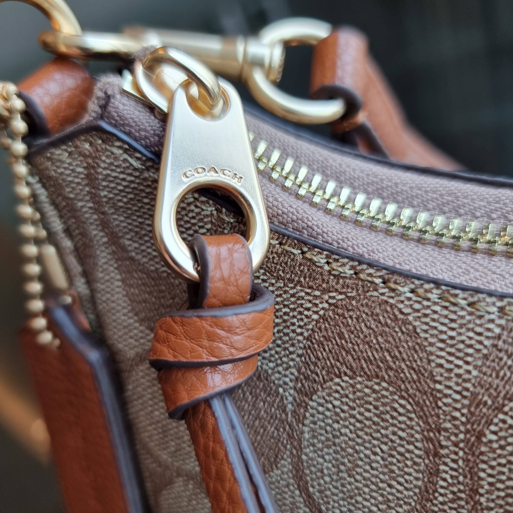 COACH C7223 PENNY SHOULDER BAG 25 IN SIGNATURE CANVAS คอลเลคชั่นเพนนีสุดคิ้วท์ ในรูปแบบของกระเป๋าสะพายไหล่กึ่งทรงพอช พร้อมเสิร์ฟความสวยถึงบ้านไปเลย!! ด้วยดีไซน์คลาสสิคย้อนยุค ที่แอบแฝงความเรียบหรู มาพร้อมสายสะพาย 2 เส้น เป็นสายคล้องมือและสายสะพายครอสบอดี้