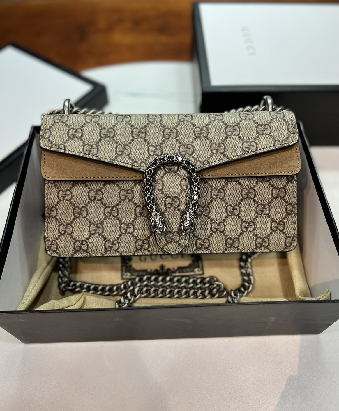 25CM หนังแท้ GUCCI Dionysus GG Supreme mini bag ฮอตไอเท็ม รุ่นนี้ขายดีขายหมด สวยหรู คุณหนู ผู้ดีมาก!! นานๆ มาจะมาน้าา รุ่นหายากค่ะ กระเป๋าสะพายข้าง ดีไซน์อยู่ทรง ขนาดกำลังสะดวกใช้สำหรับสาว วัสดุหนังแท้เต็มใบ ภายในแบ่งสัดส่วนได้เป็นอย่างดี งานจริงดีงาม สาว