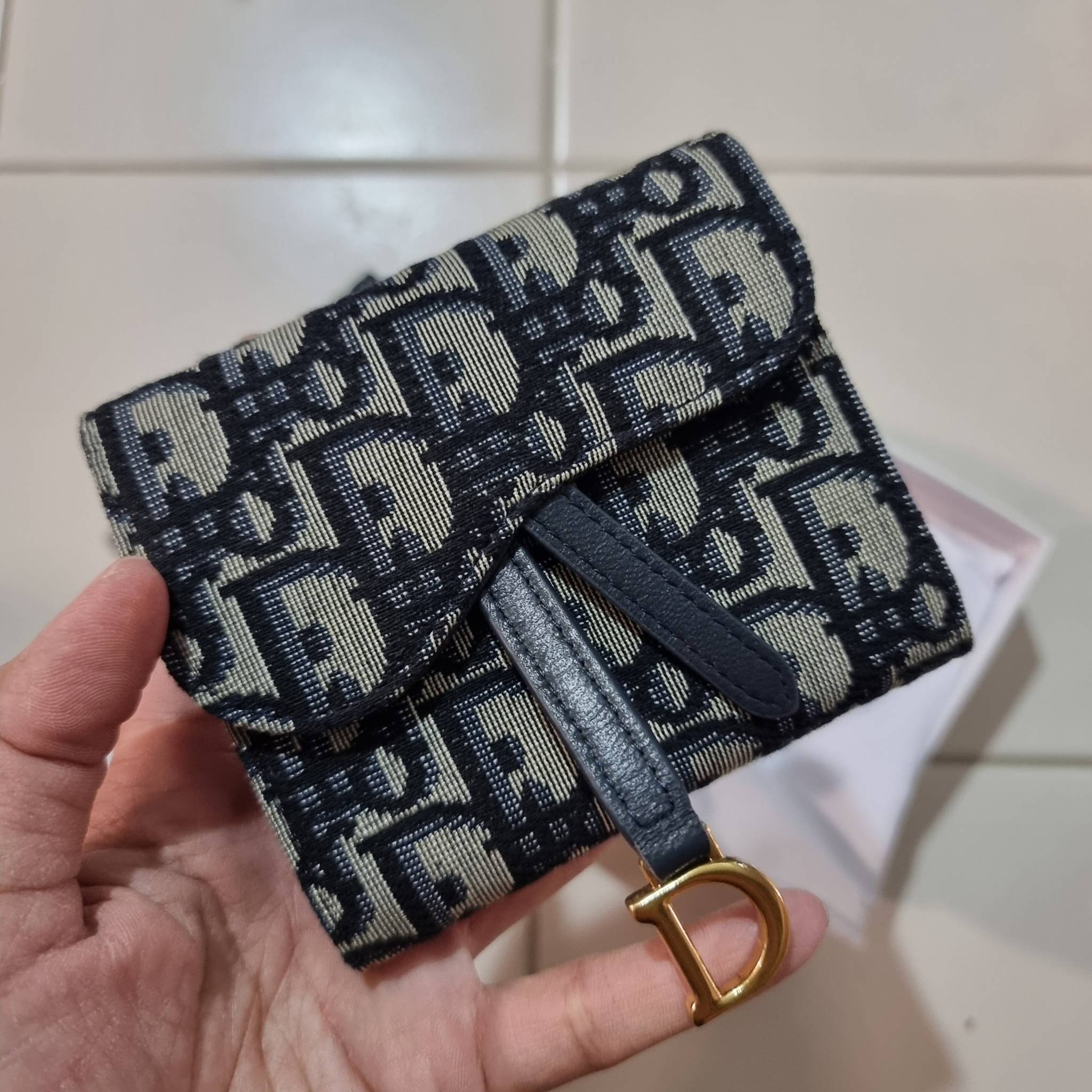 VIP 】CD MULTI WALLET WITH GWP กระเป๋าสตางค์ขนาดเหมาะมือ กะทัดรัดไม่กินพื้นที่ พรีเมี่ยมกิ๊ฟจากเคาน์เตอร์ ดีไซน์แบบพับ ใช้งานง่าย สวยน่ารักน่าใช้ตรงโลโก้ห้อย วัสดุผ้าแคนวาสปักลาย สลับหนังแท้ภายใน ภายในมีช่องใส่บัตร ใส่ธนบัตรได้ สะดวกใช้มากๆ มาพร้อม box set