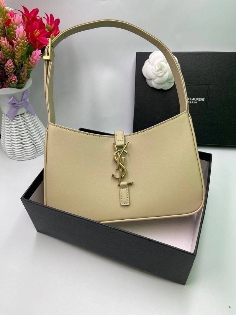 3สี VIP GIFT 】หนังแท้ Saint Laurent Le 5 à 7 Leather Hobo Bag รุ่นยอดนิยม รุ่นหายาก รุ่นที่สาวๆตามหา ใบนี้เลย!! สวยหรู กระเป๋าสะพายไหล่ ดีไซน์อยู่ทรง คลาสสิคแฝงความหรูด้วยโลโก้สีทองอร่ามโดดเด่น วัสดุหนังเรียบ สาวๆที่รออยู่ต้องรีบจัด รีบมีเป็นของตัวเองกันน