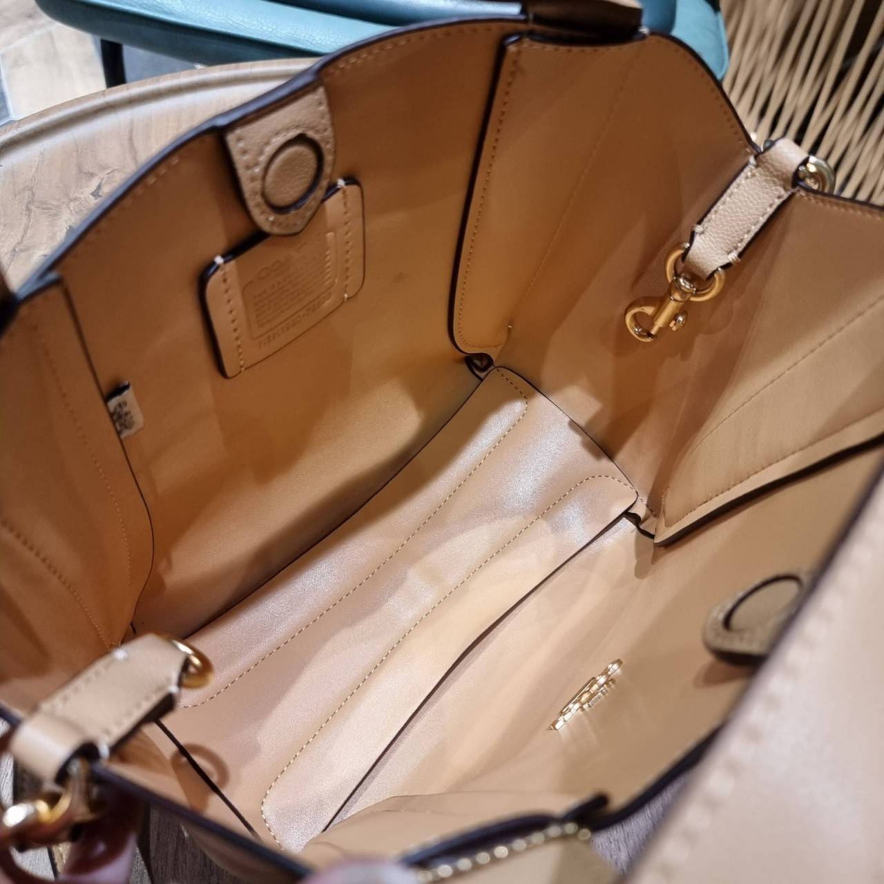 COACH 78800 HADLEY HOBO 21 ไอเท็มยอดนิยม คลาสสิคในทุกโอกาส กระเป๋าทรงโฮโบ ทรงสวยใช้งานได้ทุกลุค แมชท์ง่ายกับทุกสไตล์ วัสดุหนัง pepble เปิด-ปิดด้วยกระดุมแม่เหล็ก มีตะขอล็อคที่ปากกระเป๋าเพื่อปรับทรงใช้งานได้ ภายในโล่งกว้าง ใส่ได้ทุกอย่าง!! มีสายสะพายให้ หรื