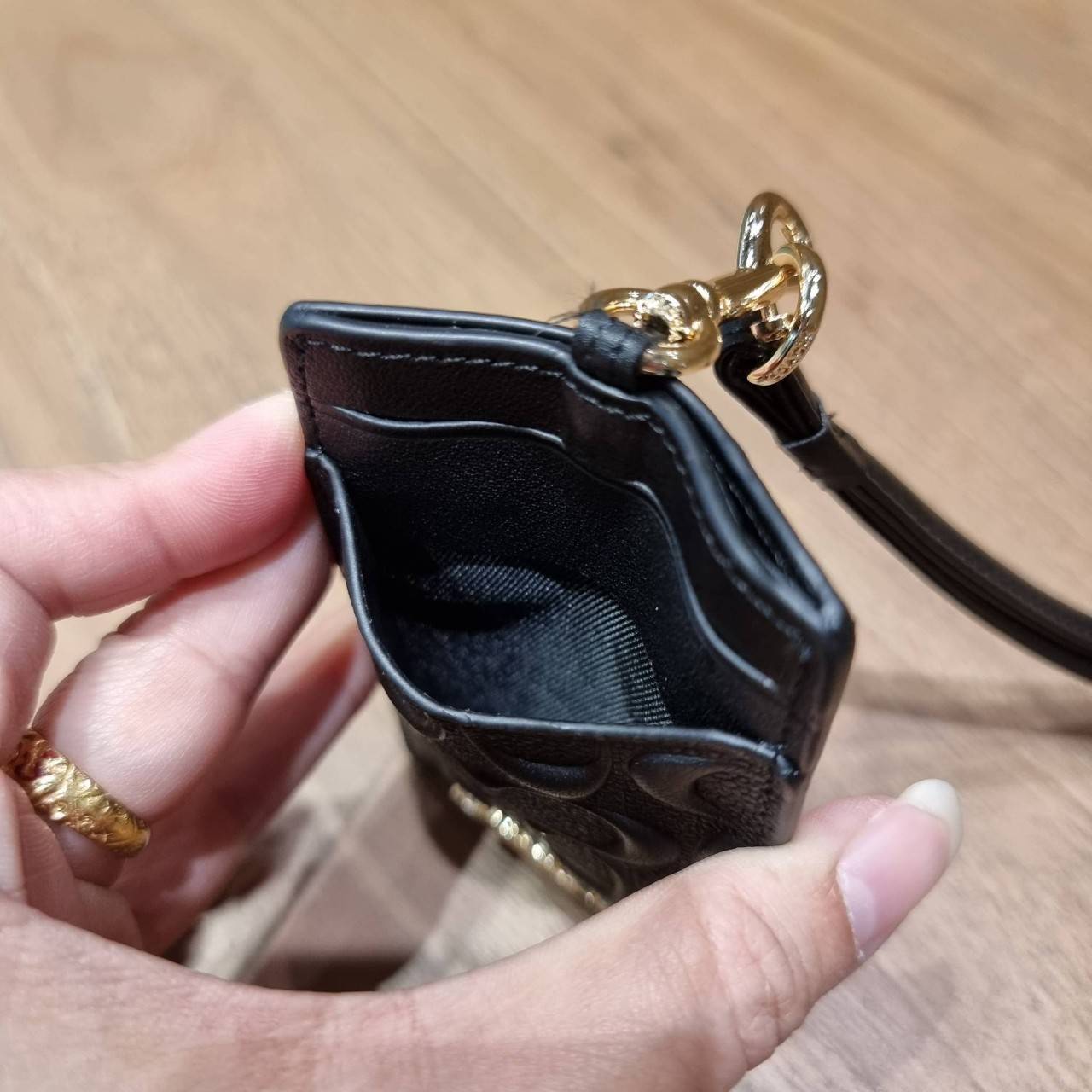 COACH ID LANYARD IN COLORBLOCK SIGNATURE CANVAS ง่ายๆแบบไม่ธรรมดา!! คลาสสิคแต่มีดีเทลโดดเด่น!! กระเป๋าถนอมบัตร พร้อมสายคล้องคอ ดีไซน์ลวดลายสวย ดูดีทุกแบบ ใช้งานง่าย พกพาสะดวก จะใส่บัตรพนักงาน บัตรเครดิต บัตรปชช. ใบขับขี่ และบัตรอื่นๆที่อยากจะใส่!! ตามใจไป