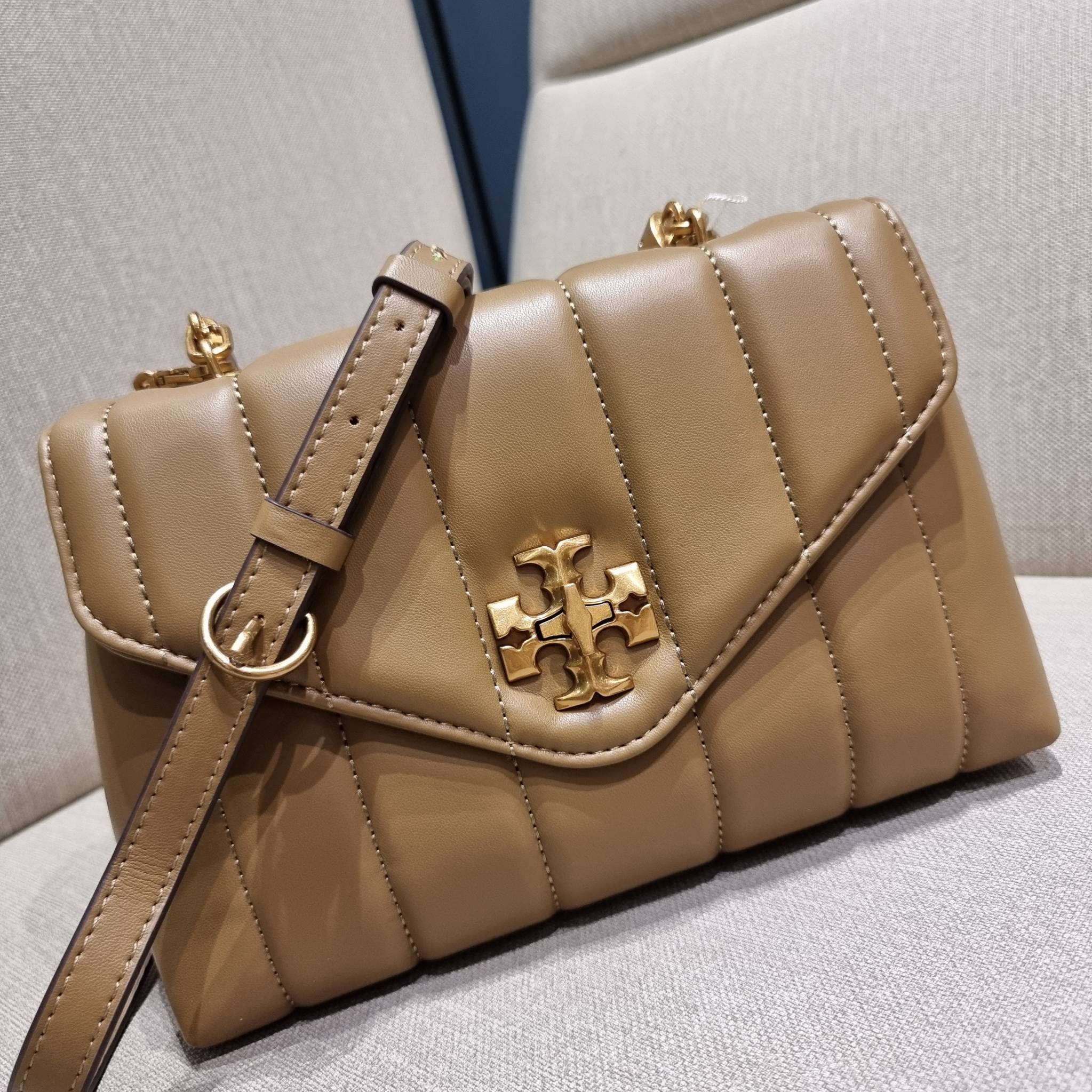 TORY BURCH KIRA QUILTED SMALL SATCHEL มาแล้วด่วนๆ!! กับคอลที่ปังไม่ไหว พร้อมเสิร์ฟสีคลาสสิค กระเป๋าถือ/สะพาย ทรงสวย สะพายคล่องตัว หนังแท้ ดีไซน์บุนวม เส้นคมสวยหรู วัสดุหนังแกะ สัมผัสดีงาม นิ่มมือ เปิด-ปิดด้วยอะไหล่บิดล็อค ภายในเป็นช่องโล่ง มีช่องซิป ใส่ขอ