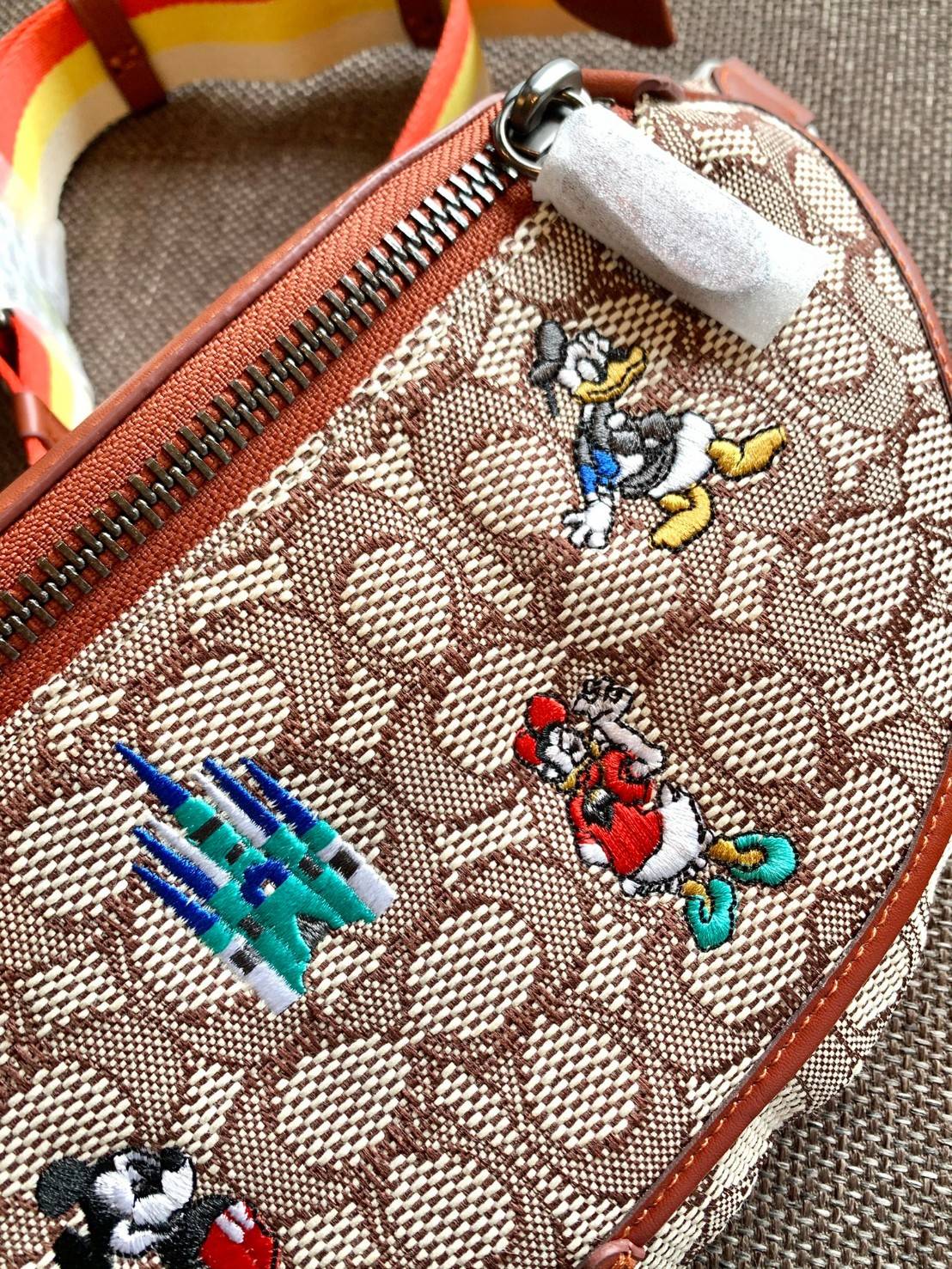 การ์ตูนน่ารักๆ งานปักเน้นๆ สวยงามมากๆค่ะ COACH X DISNEY LEAGUE BELT BAG IN SIGNATURE TEXTILE JACQUARD WITH MICKEY MOUSE AND FRIEND EMBROIDERY ((C8491)) 🌍พร้อมส่งค่ะ! ใช้ได้ทั้งหญิงและชาย