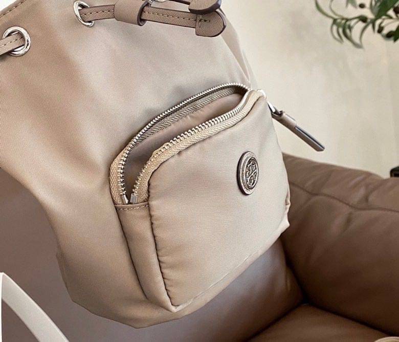 Tory Burch Virginia Nylon Bucket Bag / Tory Burch logo-plaque bucket bag กระเป๋าสะพายทรงบัคเก็ต เปิด-ปิดหนังรูดปากกระเป๋า มีหูหิ้วในตัว คล้องแขนเก๋ๆ ภายในเป็นช่องโล่ง มีช่องย่อย ใส่ของสำคัญจุกจิกได้ มีสายครอส จะสะพายไปไหนก็ได้ทุกโอกาส สวยเลิศทุกสี พร้อมส่