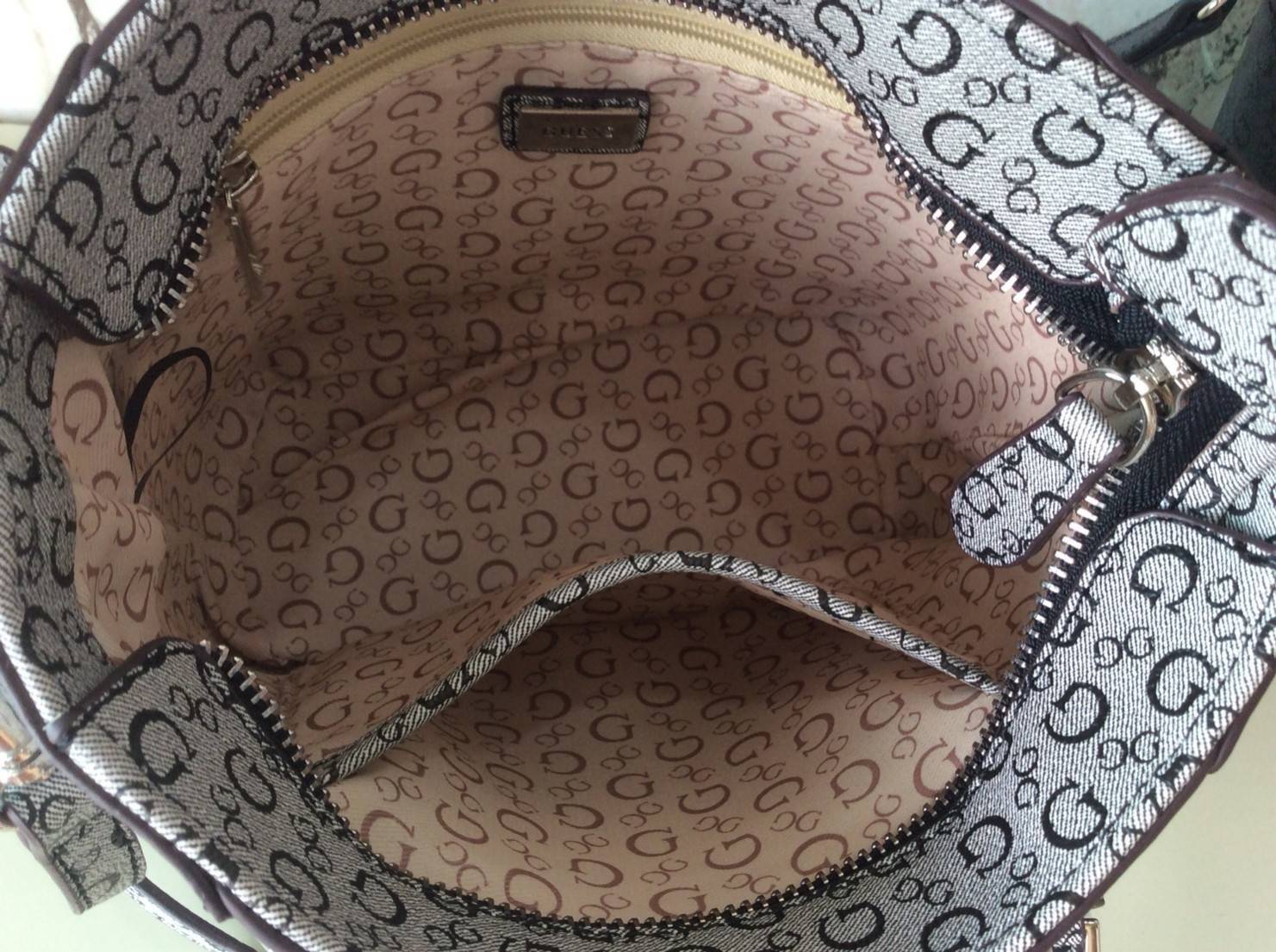 Don’t Miss! GUESS CATE MINI CROSS BODY BAG กระเป๋าถือหรือสะพายรุ่นที่ฮิตและขายดีที่สุดจาก GUESS FACTORY หนัง Saffiano ลาย GUESS Signature สวยอยู่ทรง ขนาดกำลังดี น้ำหนักเบา ด้านหน้าประดับโลโก้พร้อมพวงกุญแจโลโก้แบรนด์ห้อยที่หูกระเป๋าถอดเเยกใช้ได้ เปิดปิดด้ว