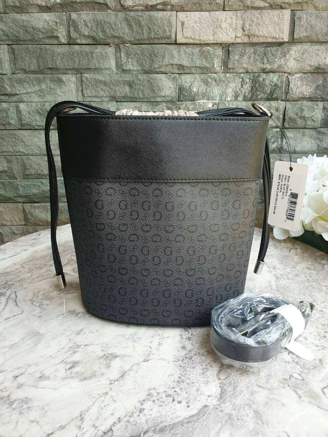 3สี Guess Bucket Bag กระเป๋ารุ่นใหม่ล่าสุด อวดไอเทมแสนเก๋กับกระเป๋าทรงถังสุดน่ารัก พิมพ์ลายรอบใบ วัสดุ Saffiano PU คุณภาพดี นิ่ม น้ำหนักเบา ด้านหน้าประดับด้วยโลโก้แบรนด์สวยโดดเด่น เปิดปิดด้วยเชือกหนังใช้หูรูดปลายเชือกประดับอะไหล่เงินสะดวกใช้ ด้านในโล่งกว้