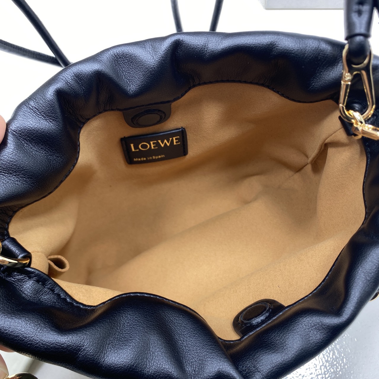 ORI หนังแท้ | LOEWE Mini Flamenco purse in mellow nappa leather / Loewe Bucket Bag กระเป๋าสะพายทรงบัคเก็ตไซส์มินิ หนังเรียบสวยหรู เรียบง่าย หนังแท้ผิวสัมผัสนุ่มมือ น้ำหนักเบาและนุ่มสบาย ดีไซน์จับจีบ เชือกผูกแบบปมโบราณ และสายโซ่รูปโดนัท