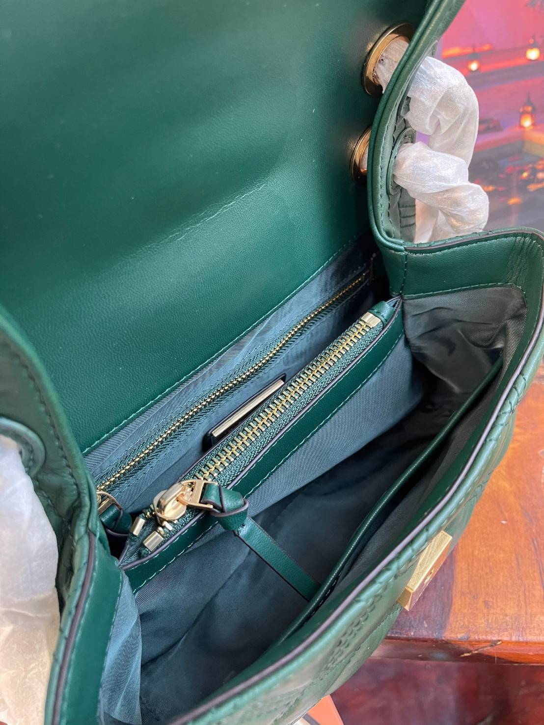 ของแท้ 💯% Tory burch Fleming Soft Small Convetible Shoulder bag กระเป๋าเฟลมมิ่ง (Fleming) สุดคลาสสิค ทำจากหนังนุ่มกับเทคนิคการเย็บแบบควิลท์ เพิ่มความเป็นเอกลักษณ์ด้วยโลโก้ลายดับเบิ้ล