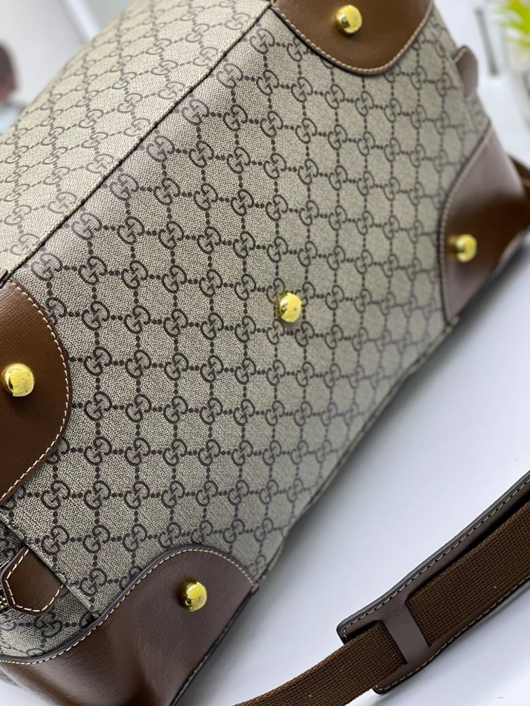 GUCCI Duffle bag with Interlocking G เกรดออริจินอล กระเป๋าใบใหญ่จุใจ 16" ใส่สัมภาระขึ้นเครื่องเดินทางได้ ใส่เสื้อผ้า รองเท้า เอกสาร A4 iPad Notebookได้ หูจับแข็งแรง สายสะพายยาวถอดออกได้ สะพายไหล่หรือ Crossbody ก็ดูดี ใช้ได้ทั้งชายหญิง ภาพถ่ายสินค้าจร