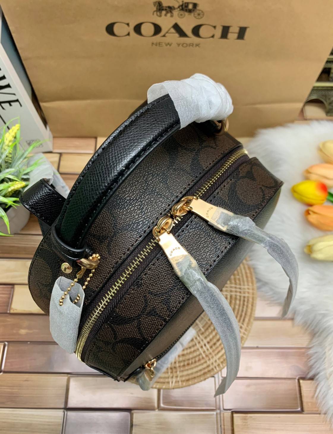 COACH JORDYN BACKPACK IN BLOCKED SIGNATURE ((76622//76624//76715)) พร้อมส่ง กระเป๋าสะพายหลังแบบมีหูหิ้ว หนังแท้ หนังนิ่มอย่างดีเลยค่า ด้านหน้ามีช่องซิปหนึ่งช่องสำหรับใส่ของจุกจิกนะคะ เปิดปิดช่องหลักแบบซิปคู่ หัวซิปมีหนังห้อยมาให้ ภายในกระเป๋าโล่งใส่สัมภาร