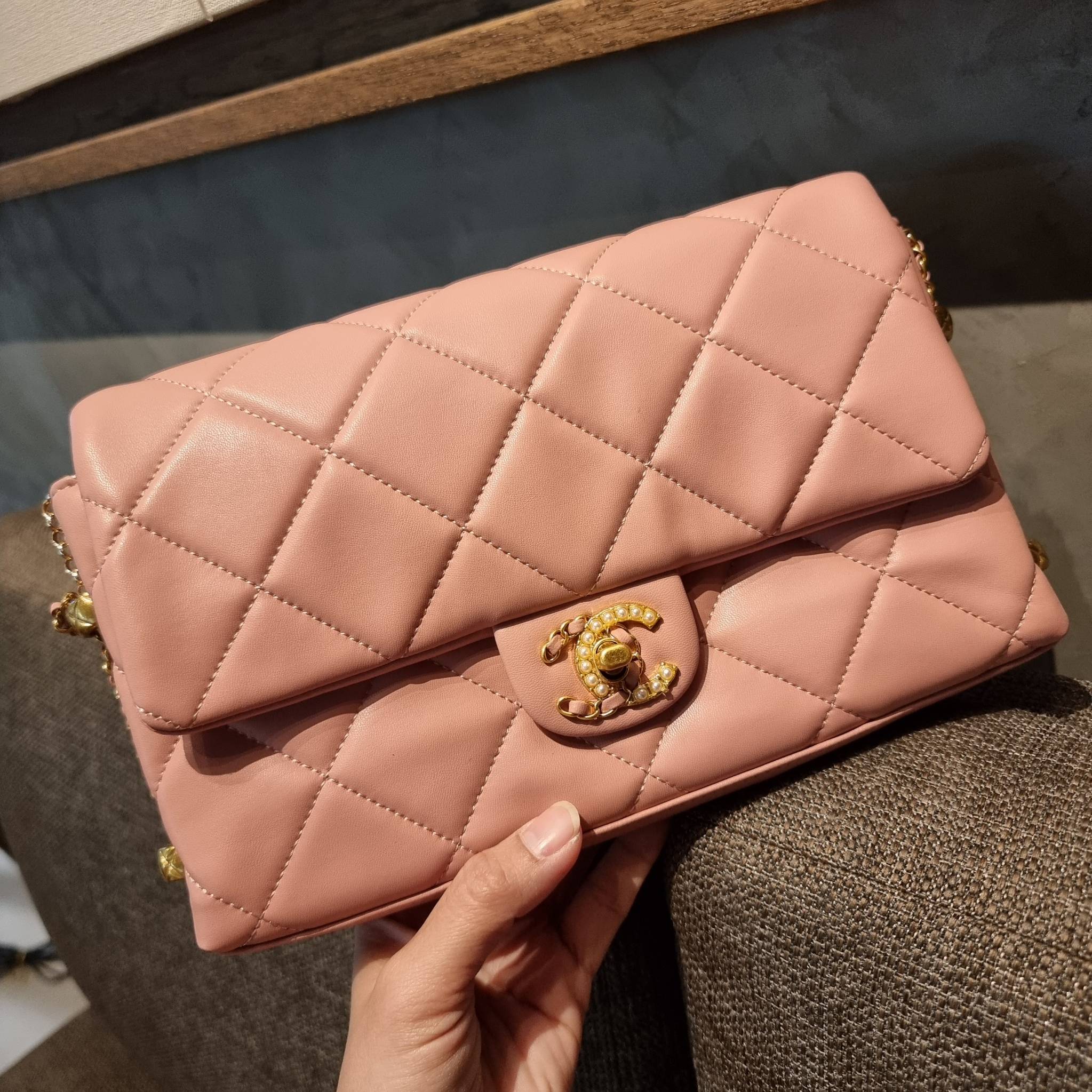 VIP 】สวยหรูพร้อมเสิร์ฟ!! กับไอเท็มสุดเลิฟจาก Chanel กระเป๋าสะพายที่สุดของความคุ้มค่า วัสดุหนังแกะนิ่มเต็มใบ เปิด-ปิดกระเป๋าด้วยตัวบิดล็อค ภายในกระเป๋าบุผ้าสวยหรู มีช่องโล่งกว้างจุของได้สบาย ใส่โทรศัพท์ กระเป๋าสตางค์ได้ มีช่องซิป 1 ช่อง ช่องย่อย 1 ช่อง ดีเ