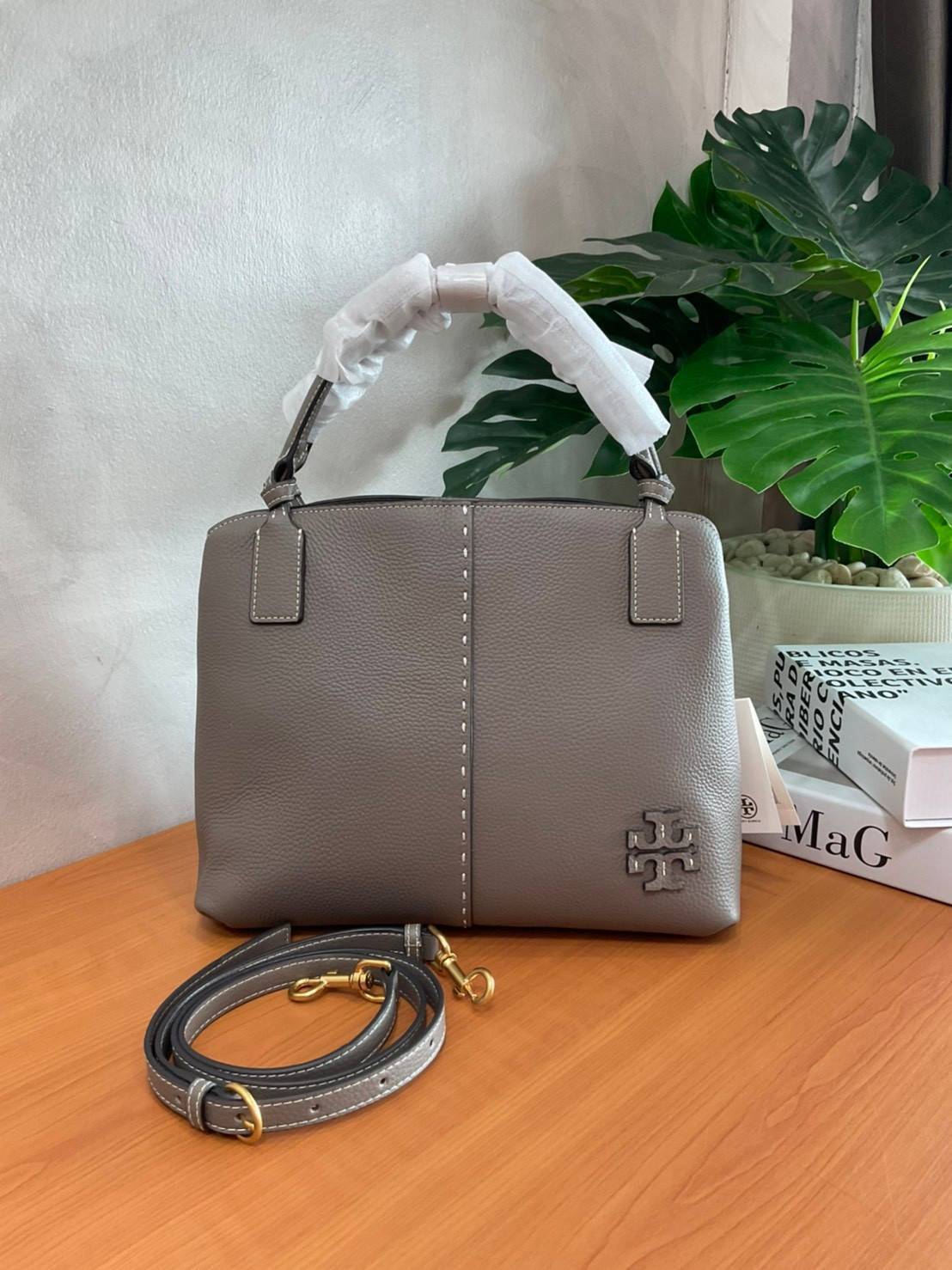 TORY BURCH Mcgraw Satchel Tote Bag (Size L) กระเป๋าถือ/สะพาย Crossbody วัสดุหนังลูกวัวแท้ 100% ด้านหน้าประดับโลโก้หนัง ตัดเป็นรูปตัว T สัญลักษณ์แบรนด์ ตัวกระเป๋าเดินด้ายเล่นลายเพิ่มลูกเล่น เพื่อความเก๋!!