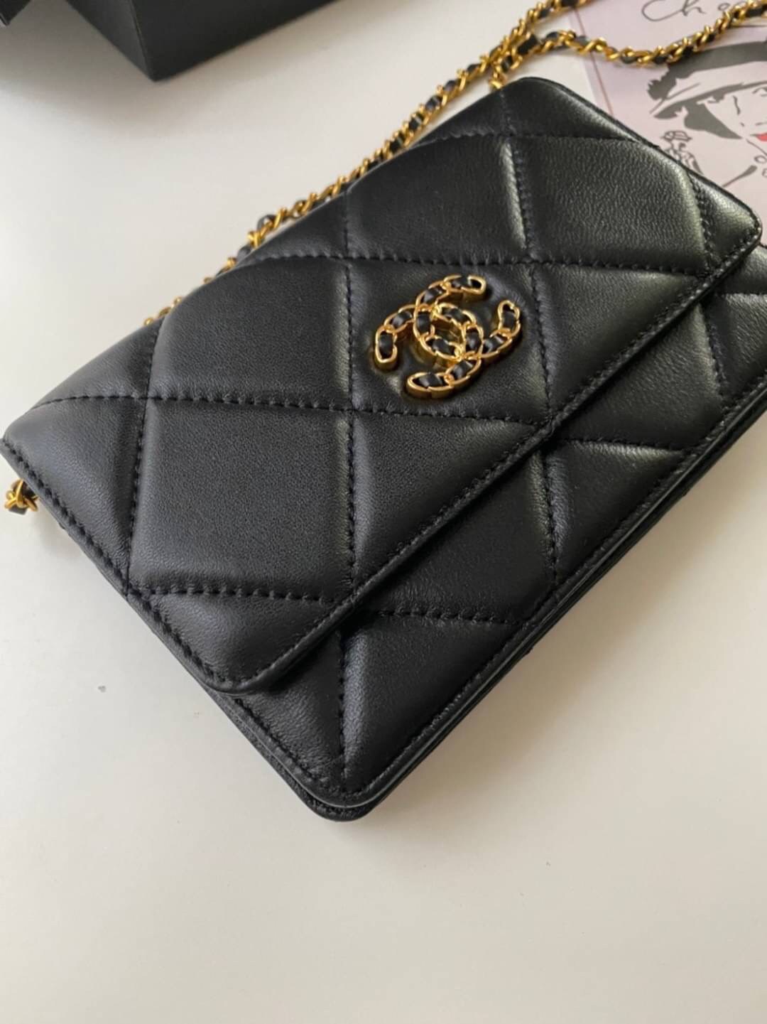 หนังแท้ VIP GIFT CHANEL classic shoulder crossbody bag วัสดุหนังเรียบเนียนสวยผู้ดีม๊ากกก งานอยู่ทรงคุณภาพดีตามแบบฉบับของแบรนด์ ขนาดกำลังดี น้ำหนักเบา ด้านหน้ามีโลโก้แบรนด์อะไหล่หรู มีช่องใส่บัตร ใส่ของจุกจิก เปิดปิดด้วยฝาปิดกระดุม งานตัวจริงสวยมากๆ ถูกใจร