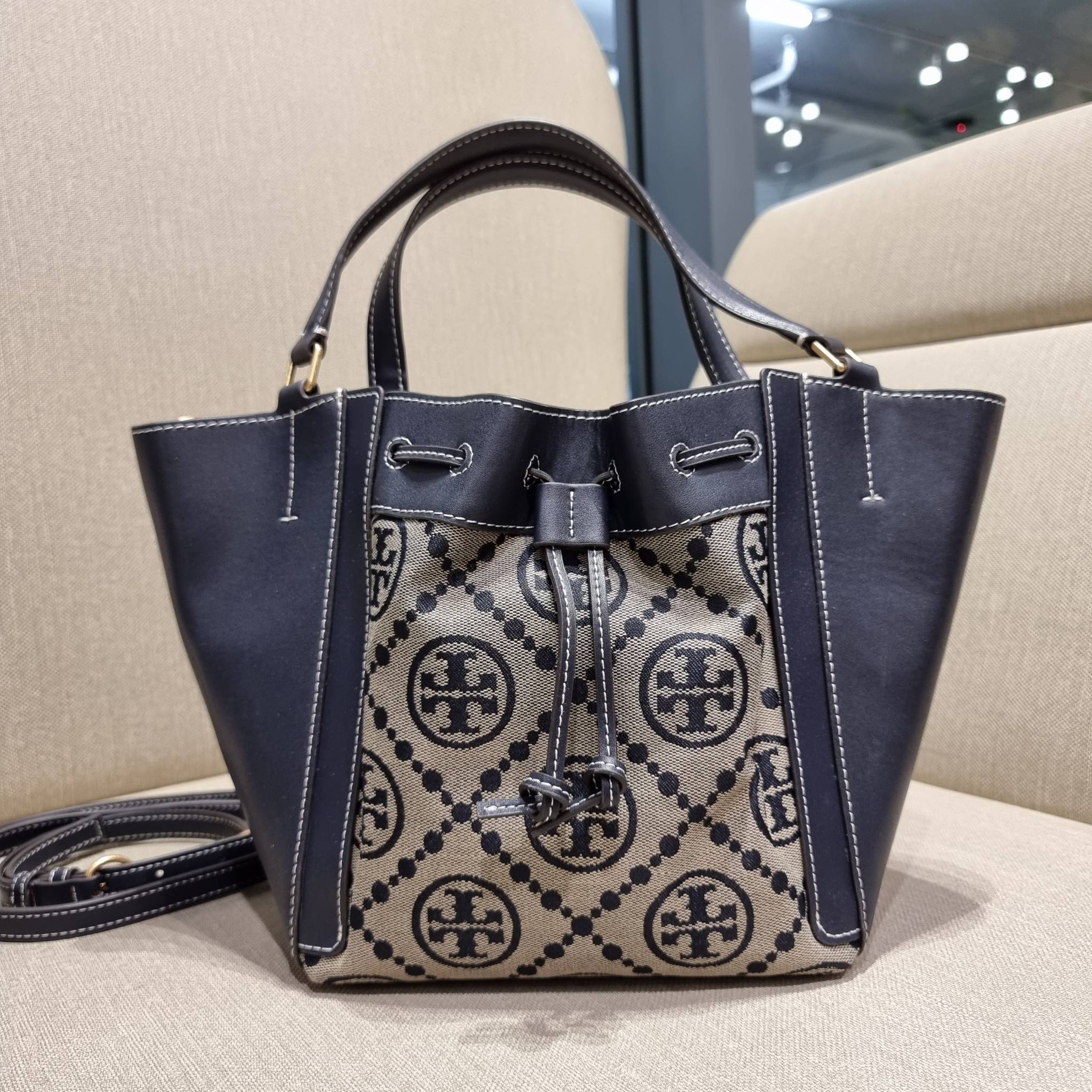 TORY BURCH MCGRAW DRAGONFLY IN MONOGRAM JACQUARD / Tory burch bucket สวยก่อนใคร ไม่ต้องพรีฯ กับกระเป๋าลายโมโนแกรมยอดฮิต ที่มาในรูปทรงดีไซน์ใหญ่ สวยเก๋ ไม่เหมือนใคร ไม่มีซ้ำ!! ใช้งานได้สะดวกด้วยหูจับในตัว และสายสะพายข้างเอามาปรับใช้สะพายได้ตามชอบ ด้านหน้าต
