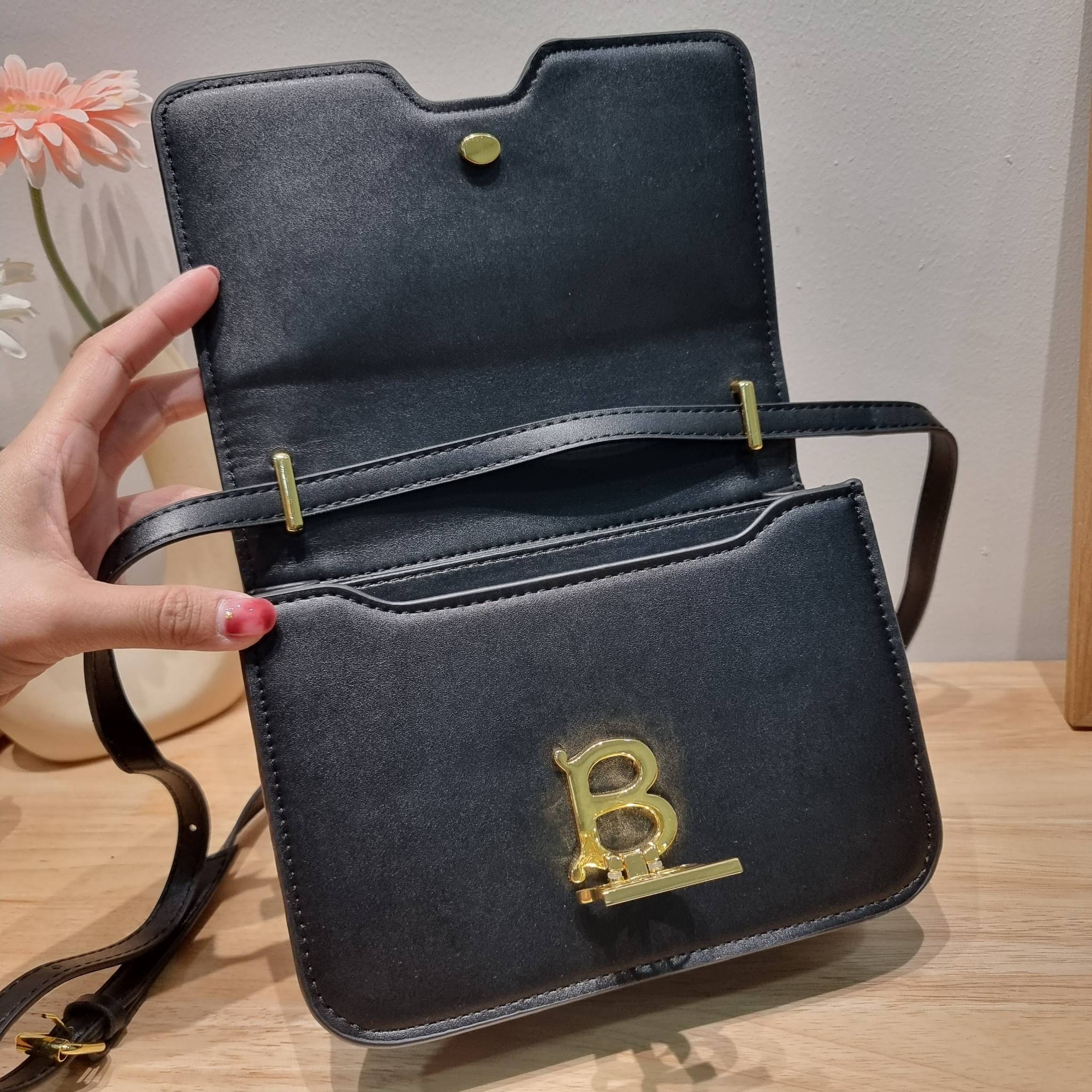 BURBERRY FRAGRANCES CROSSBODY BAG / BURBERRY SMALL CHECK CANVAS AND LEATHER TB BAG เบสท์ไอเท็ม!! คอลเลคชั่นที่ปังตลอดปี รอบนี้ออกแบบสไตล์ผู้ดีอังกฤษ เป็นเอกลักษณ์ london check โดดเด่น