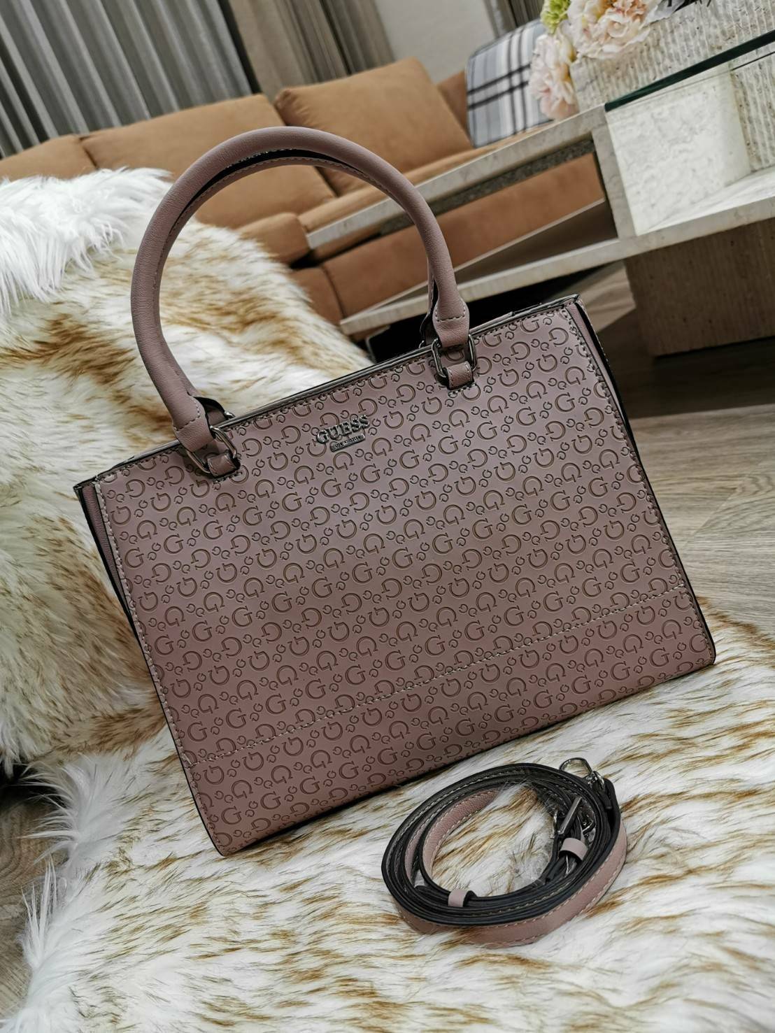 GUESS SINGNATURE SHOPPER BAG กระเป๋าถือหรือสะพายรุ่นล่าสุดจาก GUESS FACTORY หนังสวยอยู่ทรงปั้มลาย Singnature Brand รอบใบ ด้านหน้าประดับโลโก้แบรนด์ หูหิ้วเเข็งเเรงพับลงได้ เปิดปิดด้วยซิปสะดวกใช้ ขนาดกำลังดี ภายในมีช่องซิปและช่องใส่ของ กว้างและจุ น้ำหนักเบา