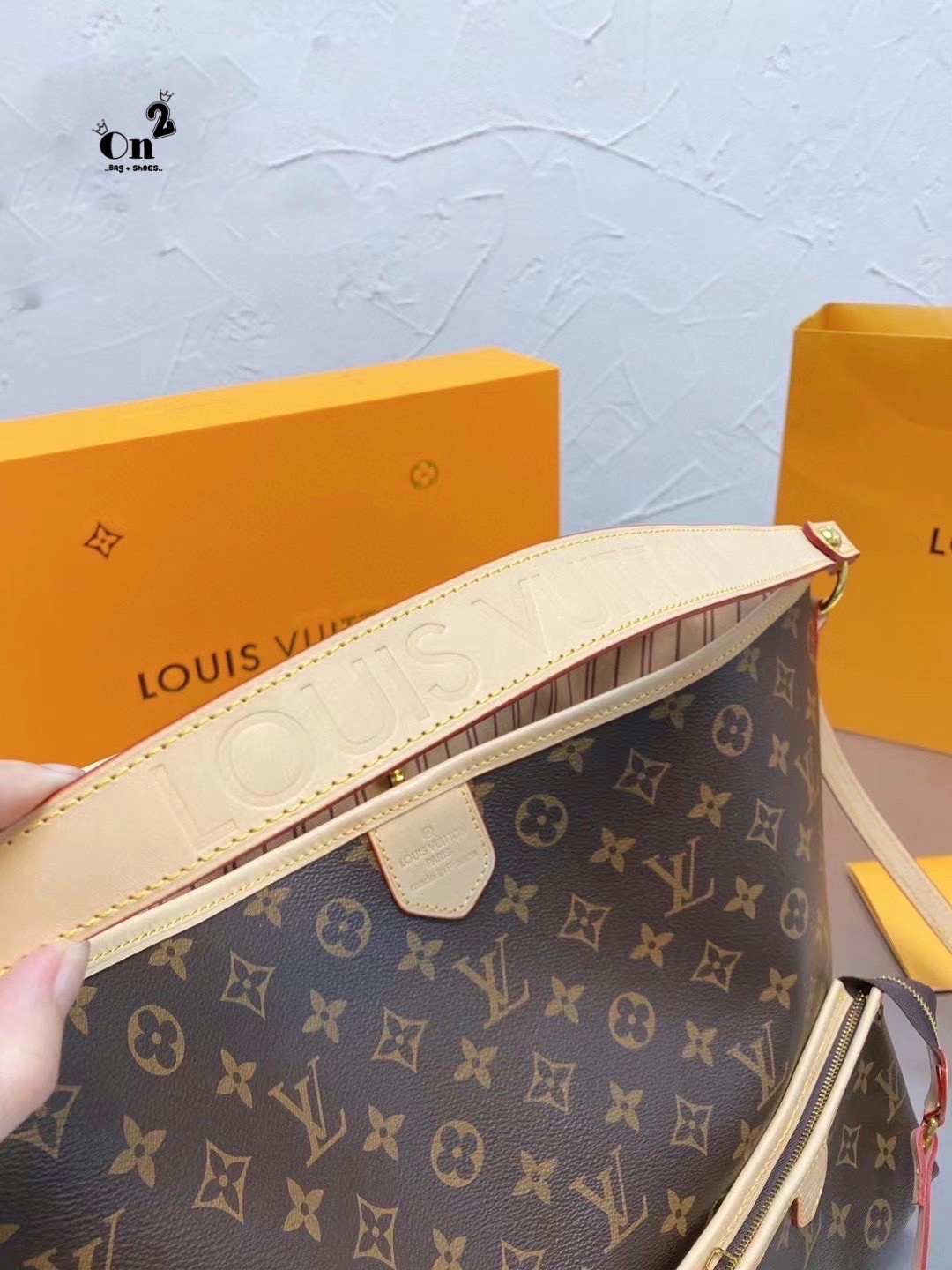 Louis Vuitton Monogram Delight Canvas / LV Delight Tote Bag กระเป๋าสะพายข้างทรงสูงใบใหญ่หนังแกะสังเคราะห์ หูหิ้วปั้มโลโก้ ด้านในมี1ช่องซิป 1ช่องใส่ของจุกจิ๊ก มาพร้อมกระเป๋าเล็กน่ารักใส่ตังค์ คุ้มสุดๆ อะไหล่ทองหรูหรา มีสายยาว ถอดสายได้ ปรับระดับได้ จุของได