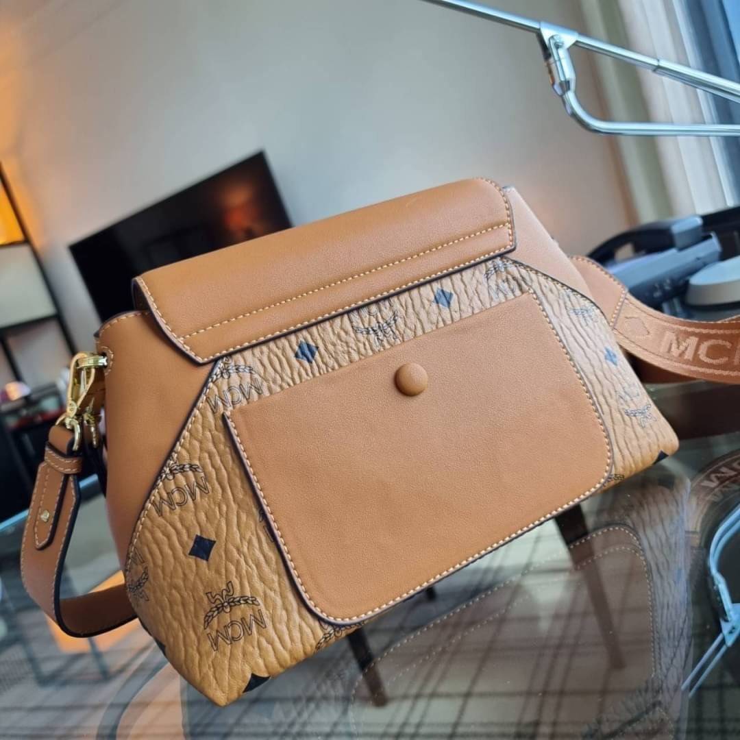 M.C.M ESSENTIAL CROSSBODY IN VISETOS กระเป๋าสะพายข้าง สวยอยู่ทรง ดีไซน์ไม่ซ้ำใคร มาพร้อมสายสะพายถึง 2 แบบ ปรับเปลี่ยนใช้ได้ไม่มีเบื่อ วัสดุหนังแคนวาสสลับหนังแท้ เปิด-ปิดกระเป๋าด้วยตัวบิดล็อคแน่นหนา ด้านหลังมีช่องเก็บบัตรได้ ภายในโล่งกว้าง แบ่งสัดส่วน เป็น