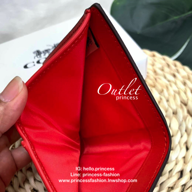 COACH SHOT WALLET BAG กระเป๋าสตางค์ใบสั้น วัสดุหนังแกะสวย ลายน่ารัก ขนาดกำลังดี เปิดปิดกระเป๋าแบบกระดุม ข้างในมีช่องใส่ธนบัตรตามยาวได้ ช่องใส่บัตรต่างๆได้ถึง 9 ใบ พร้อมช่องซิปด้านหลังใส่เหรียญหนึ่งช่องค่ะ เป็นอีกรุ่นที่น่าใช้