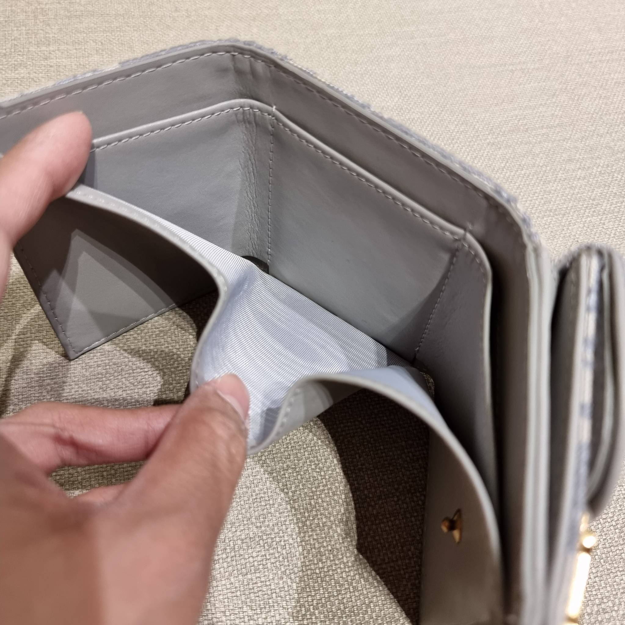 VIP 】CD MULTI WALLET WITH GWP กระเป๋าสตางค์ขนาดเหมาะมือ กะทัดรัดไม่กินพื้นที่ พรีเมี่ยมกิ๊ฟจากเคาน์เตอร์ ดีไซน์แบบพับ ใช้งานง่าย น่ารักน่าใช้จริงๆ วัสดุผ้าแคนวาสปักลาย สลับหนังแท้ภายใน ภายในมีช่องใส่บัตร ใส่ธนบัตรได้ สะดวกใช้มากๆ มาพร้อม box set ในราคาที่