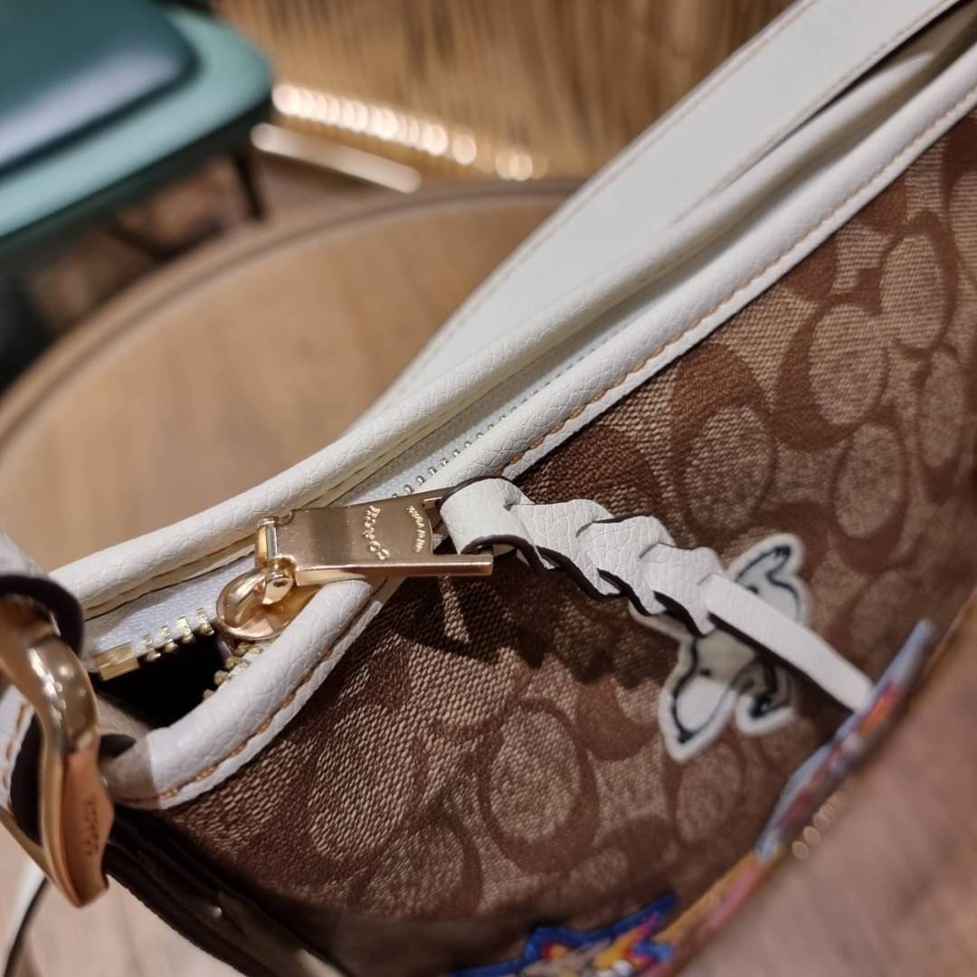 OUTLET 】COACH C4112 COACHxPEANUTS VAL DUFFLE IN SIGNATURE CANVAS WITH VARSITY PATCHES ใหม่ล่าสุด กระเป๋าทรงดัฟเฟิล ที่มาพร้อมเหล่าผองเพื่อนสนูปพี สวยมีเอกลักษณ์ ทรงกระเป๋าไม่ซ้ำใคร แถมยังใส่ของได้จุใจไปอีก วัสดุหนังแคนวาสคุณภาพดี ด้านหลังมีช่องซิป กระเป๋า