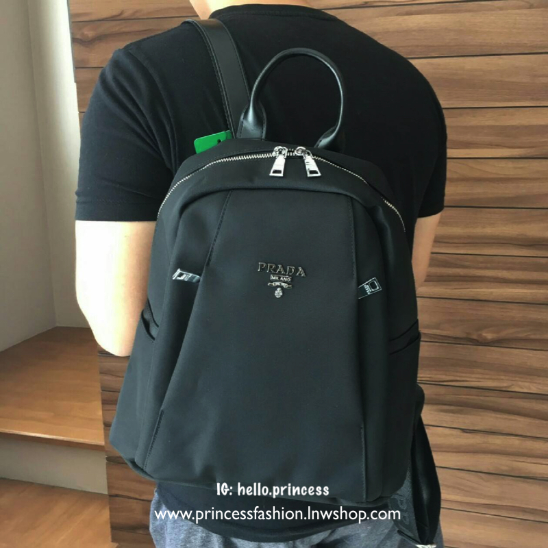 รุ่นใหม่พร้อมส่ง NEW!! PRADA NYLON BACKPACK กระเป๋าสะพายเป้ วัสดุทำจาก ผ้าPolyester คุณภาพดี สามารถกันน้ำได้ในระดับนึง เปิดปิดด้วยซิปจุของได้เยอะ สายสะพายหลังลายแบรนด์ สามารถปรับได้ฟรีด้านหน้ามีช่องซิป2ช่องใส่ของได้ ด้านในมีช่องแบ่งสามารถใส่มือถือได้ ใส่เ