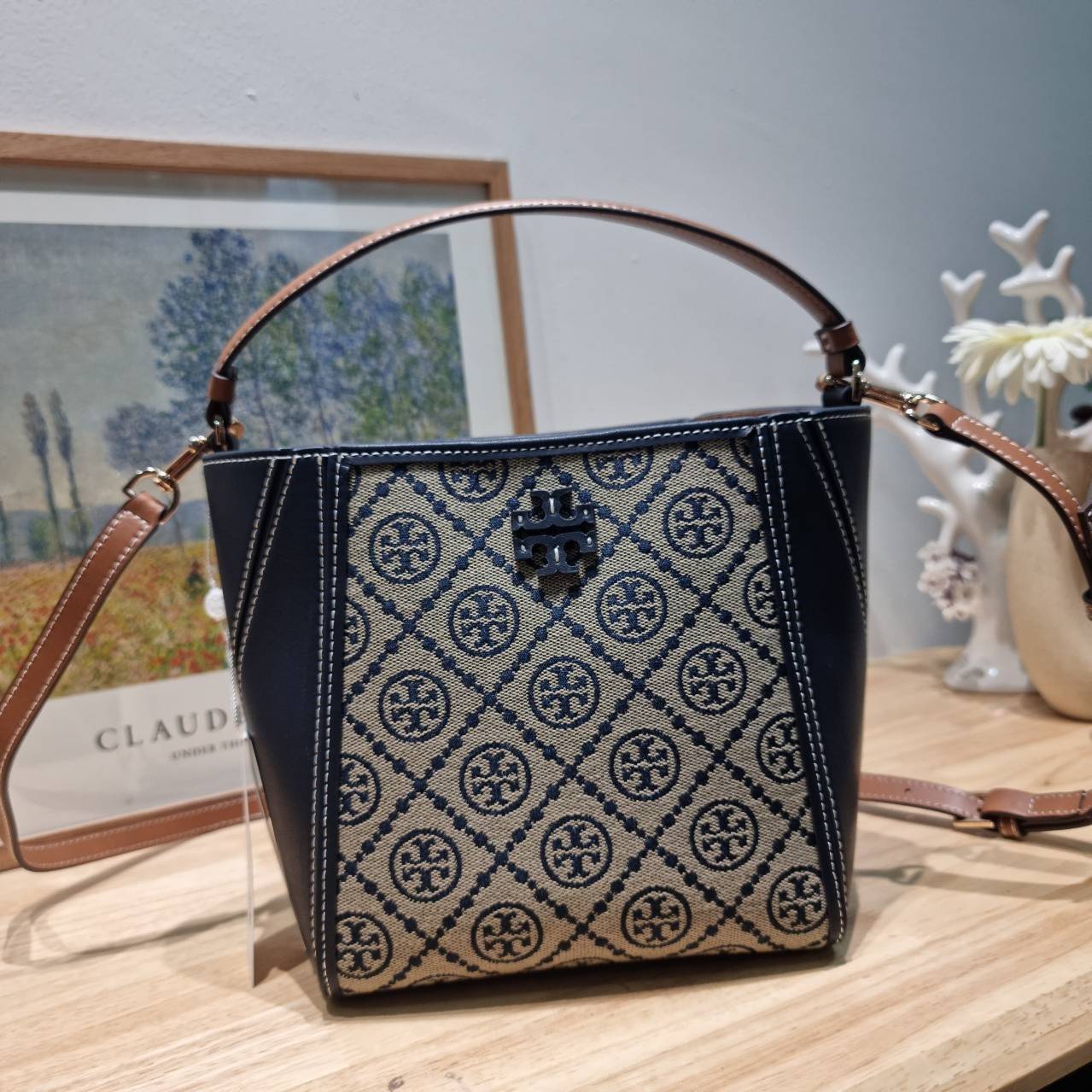 TORY BURCH SMALL T MONOGRAM MCGRAW BUCKET BAG กระเป๋าทรงบัคเก็ตโมโนแกรม เกรดออริ สลับแท้ 1:1 ใช้งานต่างประเทศได้