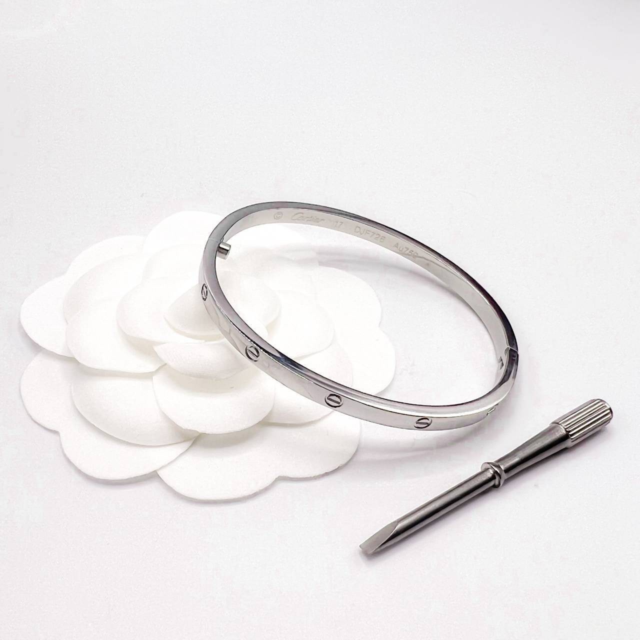 CARTIER LOVE BRACELET กำไลข้อมือคาเทียร์ Size 18 เกรดออริจินิล ปั้มทุกจุด มีเลขปั้มด้านใน วัสดุคุณภาพดี ไม่ลอกไม่ดำ พร้อมกล่องหนาตามแบบปั้มลายแบรนด์ ภาพสินค้าถ่ายจากงานขายจริง ใช้งานต่างประเทศได้