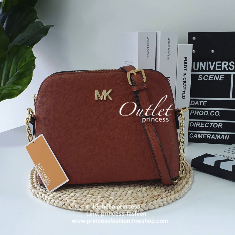MICHEAL KORS CHAIN CROSSBODY BAG กระเป๋าสะพายแบรนด์ดังทรงสุดฮิตหนัง SAFFIANO ทั้งใบ ด้านหน้าประดับโลโก้แบรนด์ MK สีทอง ขนาดกำลังดี เปิดปิดด้วยซิปสะดวกใช้ ภายในบุผ้าแบรนด์ มีช่องซิปและช่องใส่มือถือ ด้านหลังมีช่องใส่ของจุกจิก อีกหนึ่งช่องพร้อมกระดุมแม่เหล็ด