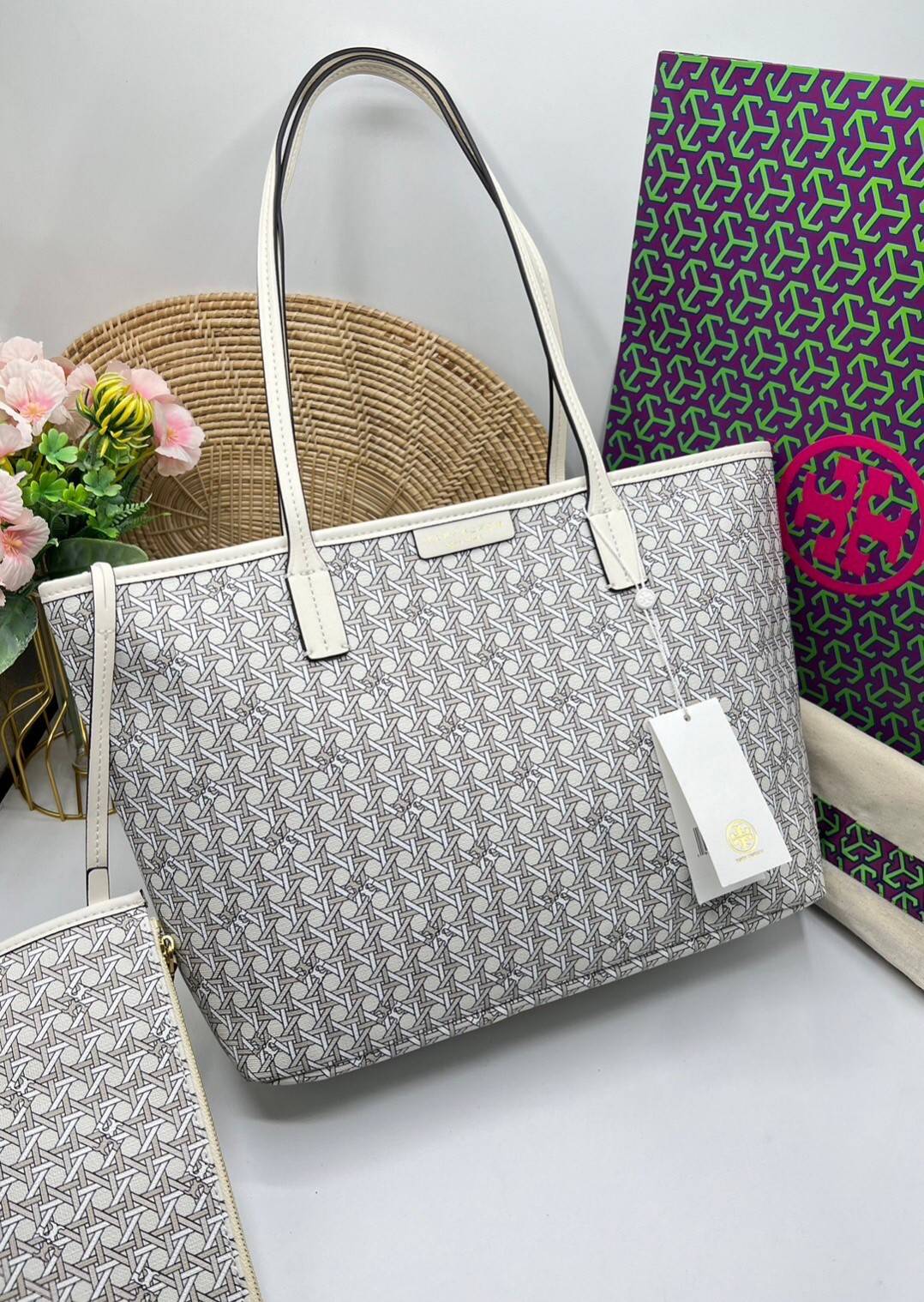 Tory Burch Ever Ready Zip Tote Small Coated Canvas / Tory Burch Geo Logo Tote กระเป๋าโท้ท พิมพ์ลายด้วยลวดลายสานตะกร้าอันเป็นเอกลักษณ์ของแบรนด์ ซึ่งได้แรงบันดาลใจจากความหลงใหลในงานจักสานของผู้ก่อตั้ง