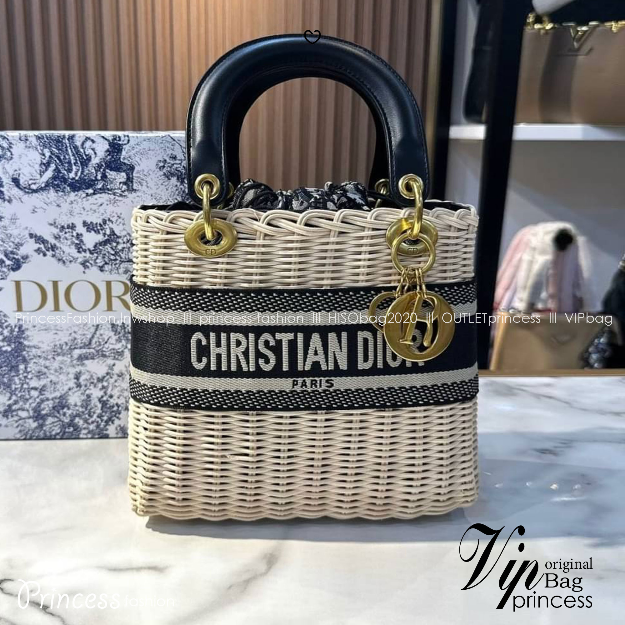 DIOR Lady Natural Wicker Bag กระเป๋าสะพายงานสาน พร้อมผ้าผูกด้านในสวยงามทรงเสน่ห์ จะถือหรือสะพายข้างด้วยสายสปอร์ตก็สวยเลิศ โดดเด่นกว่าใคร งานสวยเกินราคา คุ้มที่สุดในย่านนี้บอกเลย!!