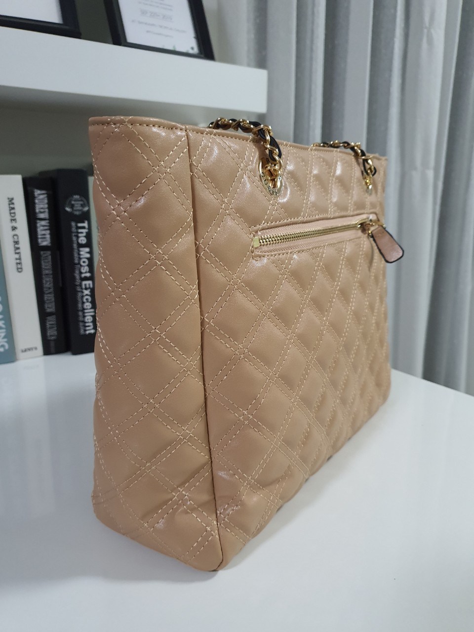 ของแท้ 💯% GUESS WOMEN'S CESSILY TOTE FLAP BAG ของแท้ กระเป๋าสะพายทรง SHOPPING BAG หนัง PU หนังนิ่มสีดำเล่นลายเหลือบกลิตเตอร์ ด้านหน้าประดับโลโก้สีแบรนด์