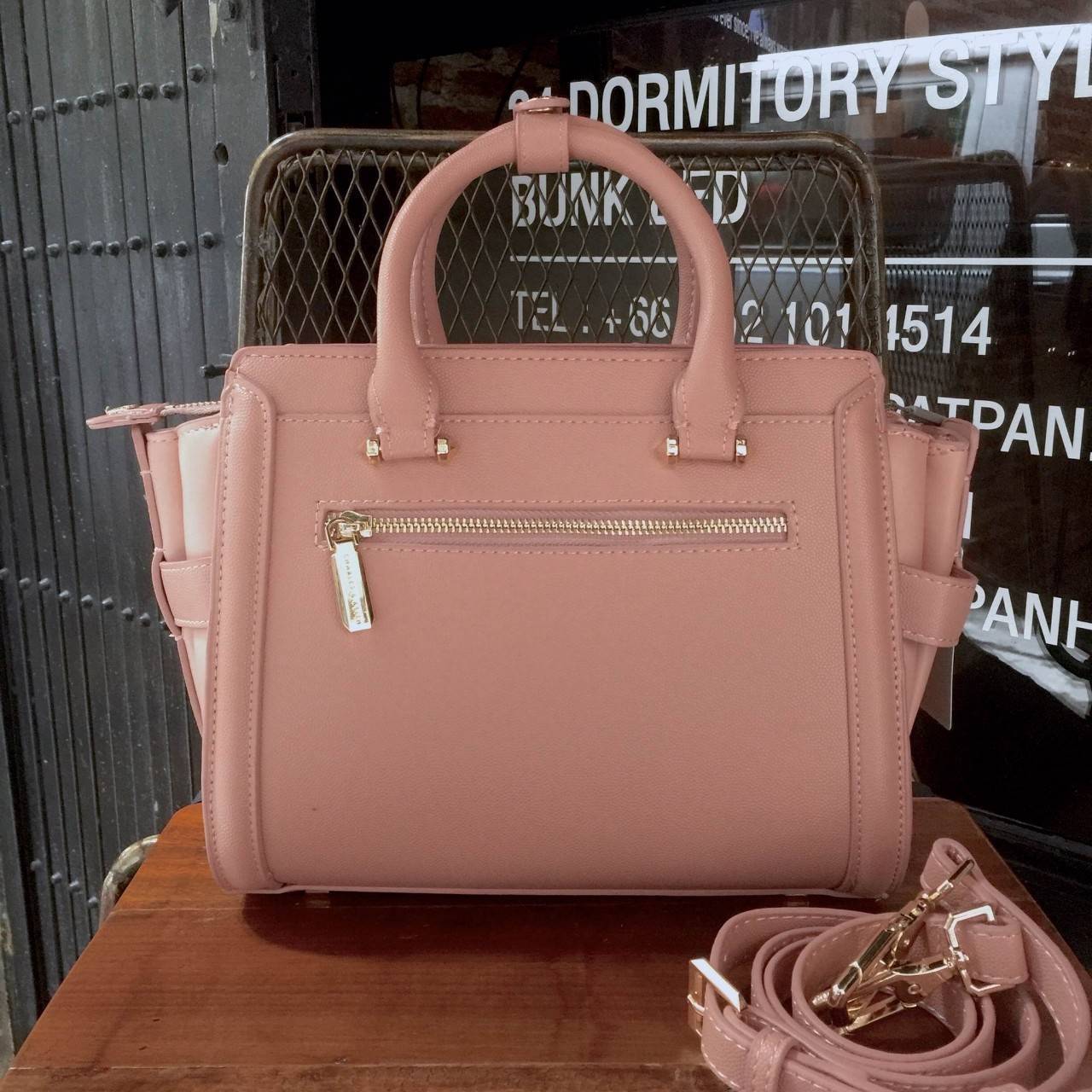 Charles&keith Structured Trapeze Detail Bag สำหรับคอลเลคชั่นใหม่ 2018 เพิ่มสีสวยๆโดนใจให้คุณได้เลือก ตัวกระเป๋าวัสดุหนัง PU อยู่ทรงน่าใช้ ภายในช่องใหญ่จุของได้เยอะม๊วกกก ช่องซิปเล็กด้านใน และช่องเก็บของจุกจิก เปิด-ปิดด้วยซิปรูดลื่นใช้งานคล่องตัว สายสะพายถ