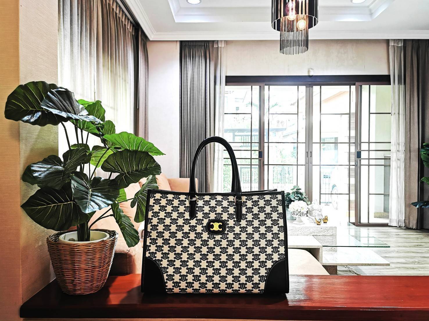 CELINE LARGE TOTE BAG VIP GIFT WITH PURCHASE (GWP) กระเป๋าพรีเมี่ยมกิ๊ฟ Limited จาก CELINE HAUTE PARFUME DUTYFREE COUNTER วัสดุ CANVAS ทรงเหลี่ยมดีไซน์ Casual สวยคลาสสิคสไตล์สาว Lisa ใบใหญ่ใส่สัมภาระได้เยอะจุใจภายในโล่งกว้าง ใส่เอกสาร A4 หนังสือ กระเป๋าสต