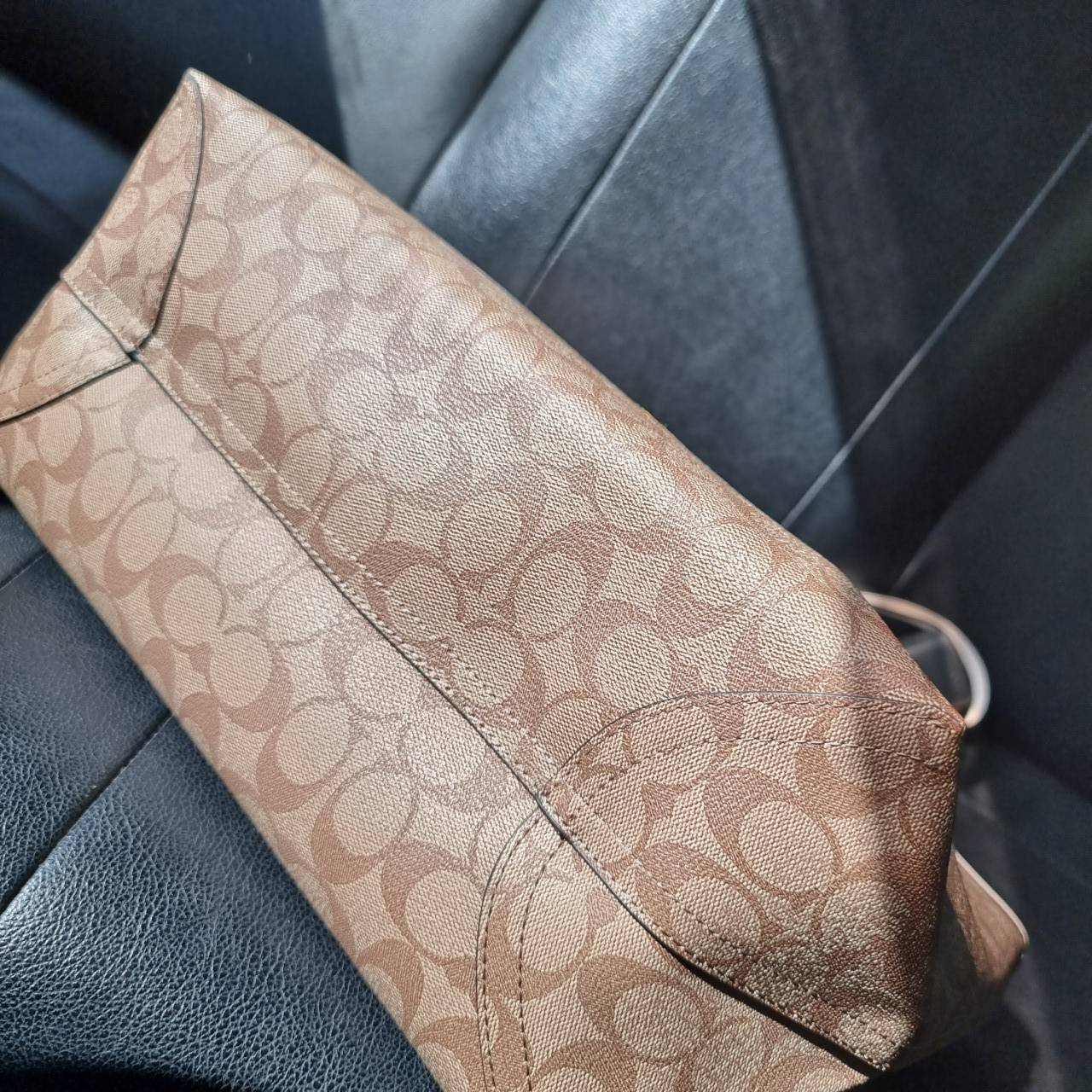 COACH C4292 COACHxPEANUTS CITY TOTE IN SIGNATURE CANVAS WITH VARSITY PATCHES กระเป๋าทรงโท้ทใบใหญ่ กับคอลเลคชั่นคอลแลบใหม่ล่าสุด น่ารักด้วยเหล่าผองเพื่อนสนู้ปพี สวยโดดเด่นมากๆ ใบนี้ใส่ของได้ของครบครัน จุได้แบบไม่ต้องกลัวเต็ม!! วัสดุหนังแคนวาสคุณภาพดี ปากกร