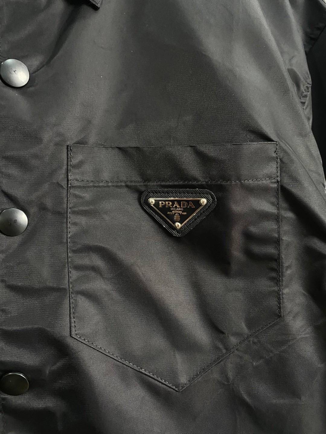 TOP ORI | PRADA Re-Nylon triangle-logo shirt เสื้อเชิ้ต ผ้าลื่น เงา งานละเอียดมากๆ งานVIP 1:1 แนะนำให้ต้องมีเป็นเจ้าของ เสื้อเชิ้ตงานแบรนด์เนื้อผ้าอย่างดีงานนำเข้าจากโรงงานเทียบแบรนด์