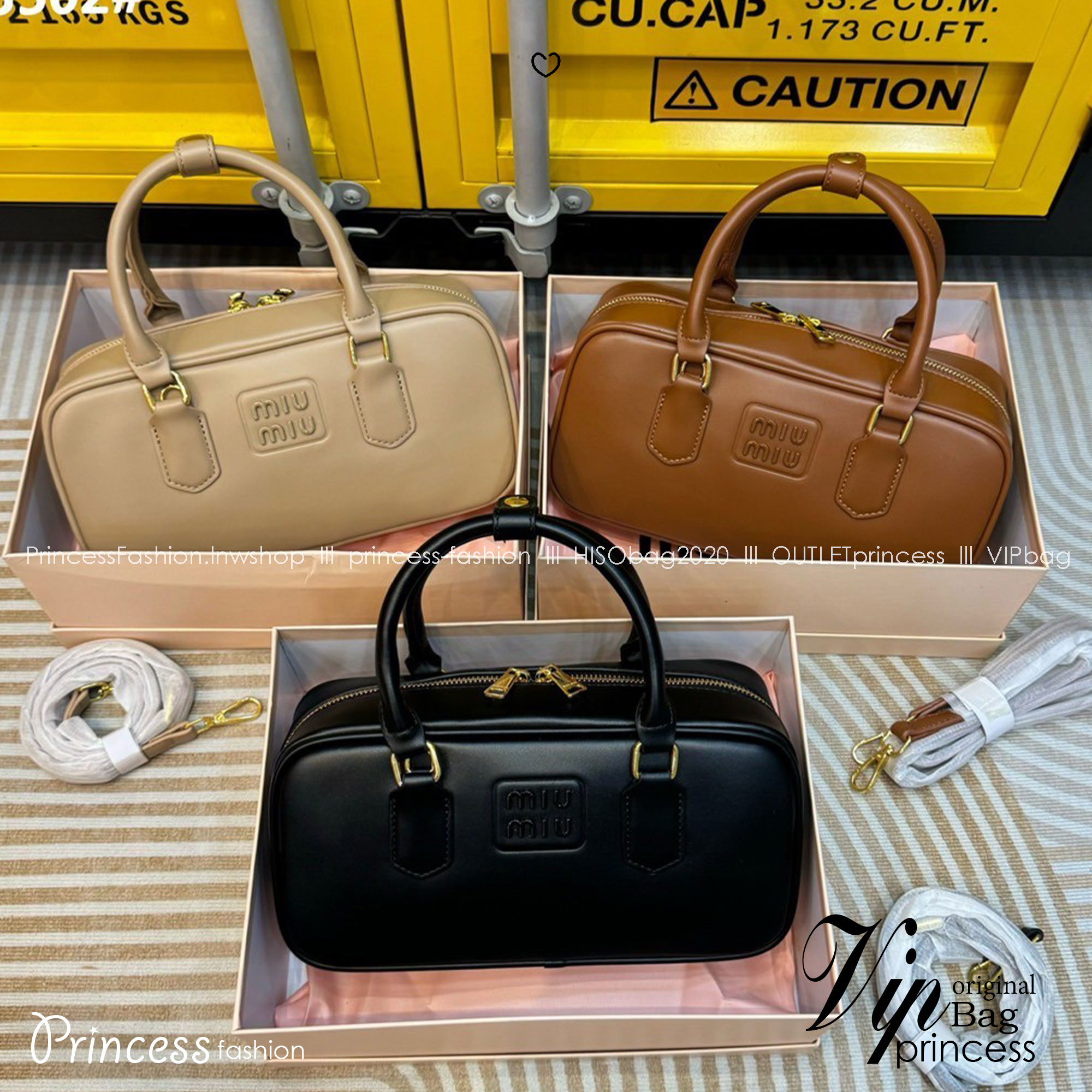 MIU MIU Arcadia leather bag กระเป๋าถือ/สะพายสุดชิคมากในตอนนี้ ดีไซน์เรียบแต่มากมีอยู่จริง สวยดูแพง แมทชุดได้ง่ายสุด มินิมอลมินิใจ หูจับในตัวง่ายและสะดวกพกพา มาพร้อมสายสะพายข้างให้อีก