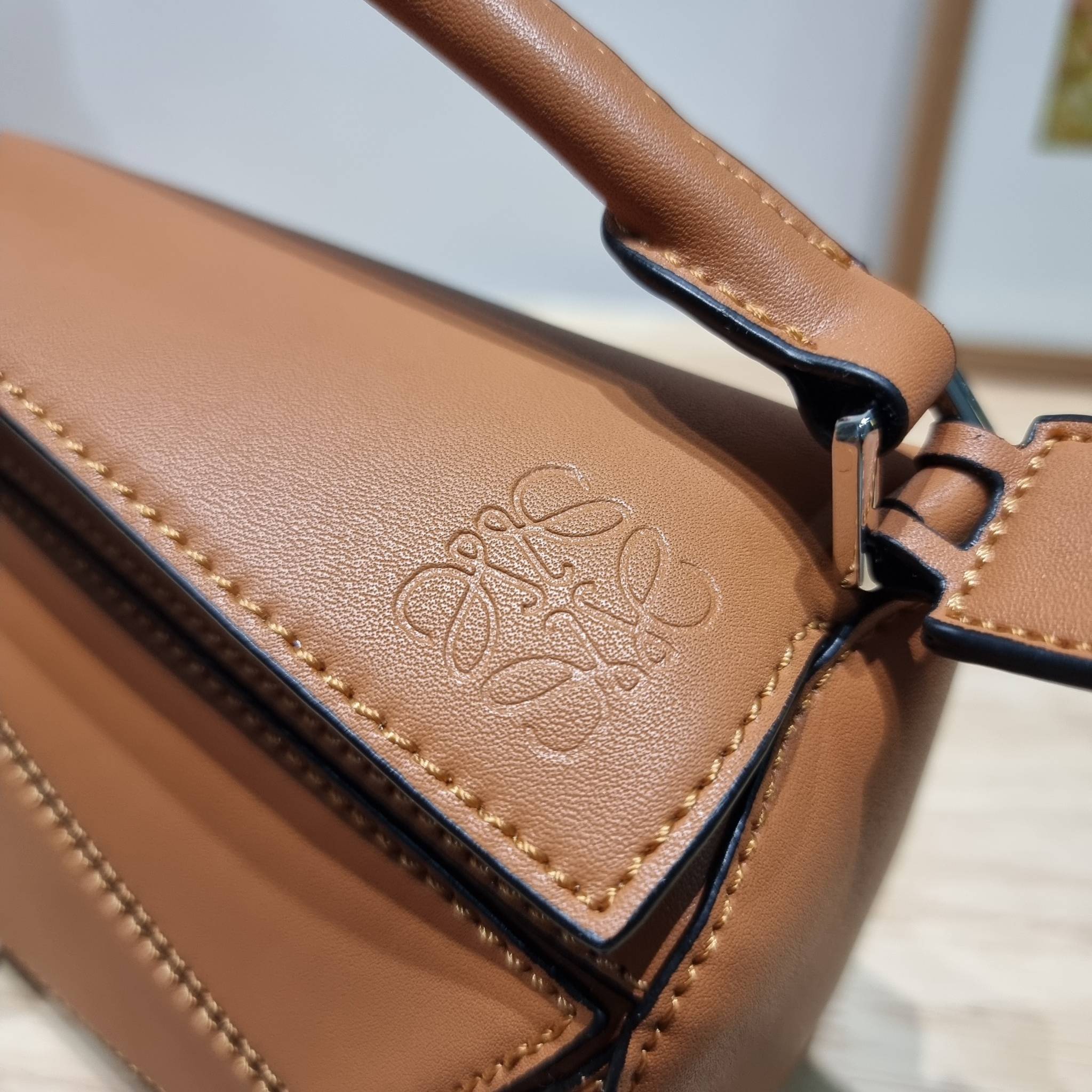 LOEWE MINI PUZZLE BAG IN CLASSIC สุดยอดแบรนด์ที่ดีไซน์เป็นเอกลักษณ์ โดดเด่น สวยหรู กับกระเป๋าสะพายข้างทรงกล่อง ไซส์มินิ สไตล์พัซเซิล