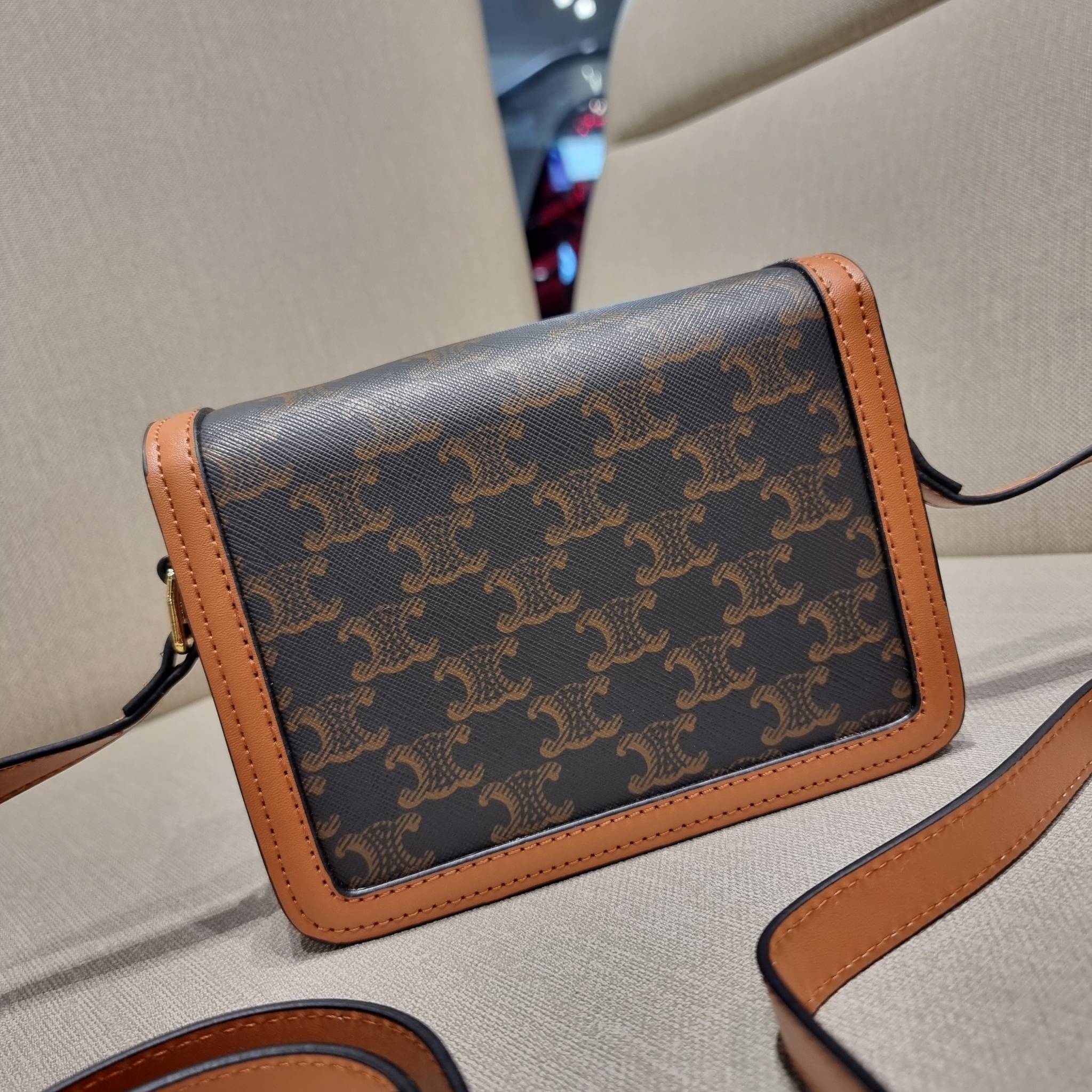 VIP 🥂 CELINE TEEN TRIOMPHE BAG IN TRIOMPHE CANVAS AND CALFSKIN ไม่มีไม่ได้เลยกับไอเท็มสุดคลาสสิค กระเป๋าสะพาย สวยอยู่ทรง ดีไซน์เป็นธรรมชาติ เนเชอรัลโทน ดูดี ดูแพง ไซส์กะทัดรัดมาใหม่ วัสดุหนังแคนวาสสลับหนังแท้ เปิด-ปิดด้วยตัวกดล็อค ใช้งานสะดวก ภายใ