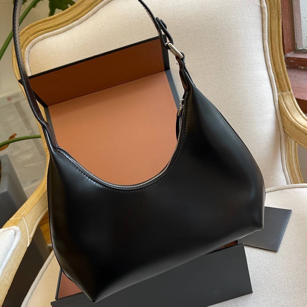 PRADA LEATHER HANDBAG ขนาดกะทัดรัด พกพาสะดวก Everyday look อะไหล่เงิน หนังเงาหนาอยู่ทรงสวย ด้านหน้ามีโลโก้แบรนด์ เปิดปิดด้วยซิป อะไหล่เงิน