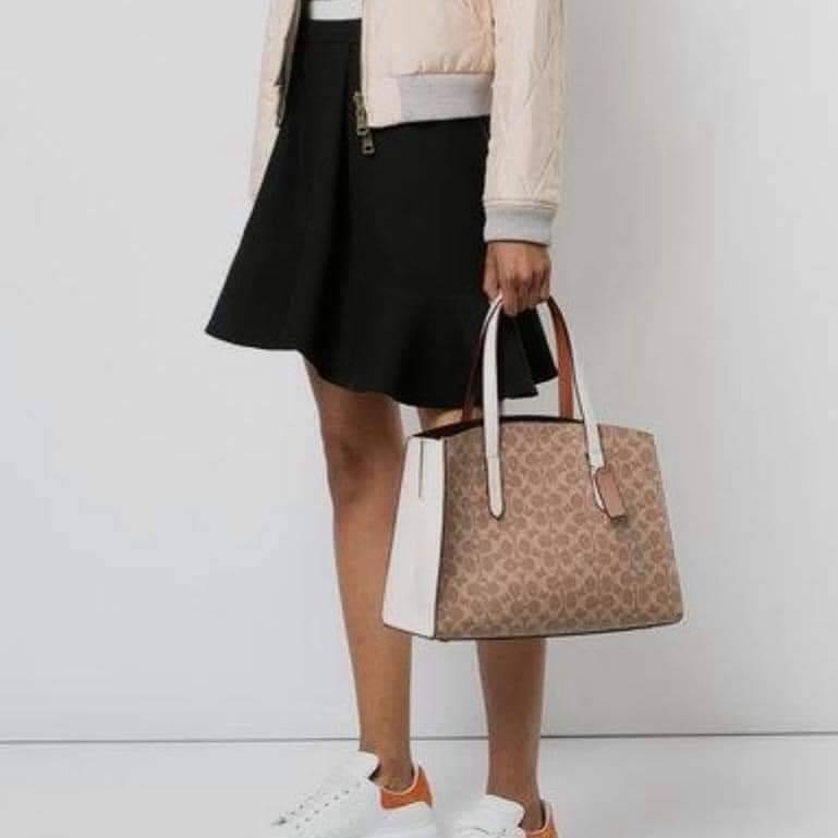 COACH CHARLIE CARRYALL IN SIGNATURE CANVAS (31210) ðšāđāļĢāļĩāļĒāļāļŦāļĢāļđ āļāļĨāļēāļŠāļŠāļīāļ//āļāļĢāļ°āđāļāđāļēāļāļ·āļ āļāļĢāļ°āđāļāđāļēāļŠāļ°āļāļēāļĒ āļāļĢāļ TOTE āļŠāļļāļāļŦāļĢāļđāļŦāļĢāļē āļāļĩāđāļāļāđāđāļāđ āđāļĄāđāļāļģāđāļ// āļ§āļąāļŠāļāļļāđāļāļāļ§āļēāļŠ āļāļŠāļĄāļŦāļāļąāļāđāļāđāļāļļāļāļ āļēāļāđāļĒāļĩāđāļĒāļĄ āļĢāļđāļāļāļĢāļāđāļāļāđāļāđāļ āļĨāļēāļĒ SIGNATURE āļŠāļ§āļĒāļĄāļēāļ// āļāđāļēāļāđāļāļĄāļĩ 2 āļāđāļāļāđāļĨāđāļāļāļ§āđāļēāļ āđāļĨāļ°āļāļĩāļ 1 āļāđāļāļāļāļīāļāļ