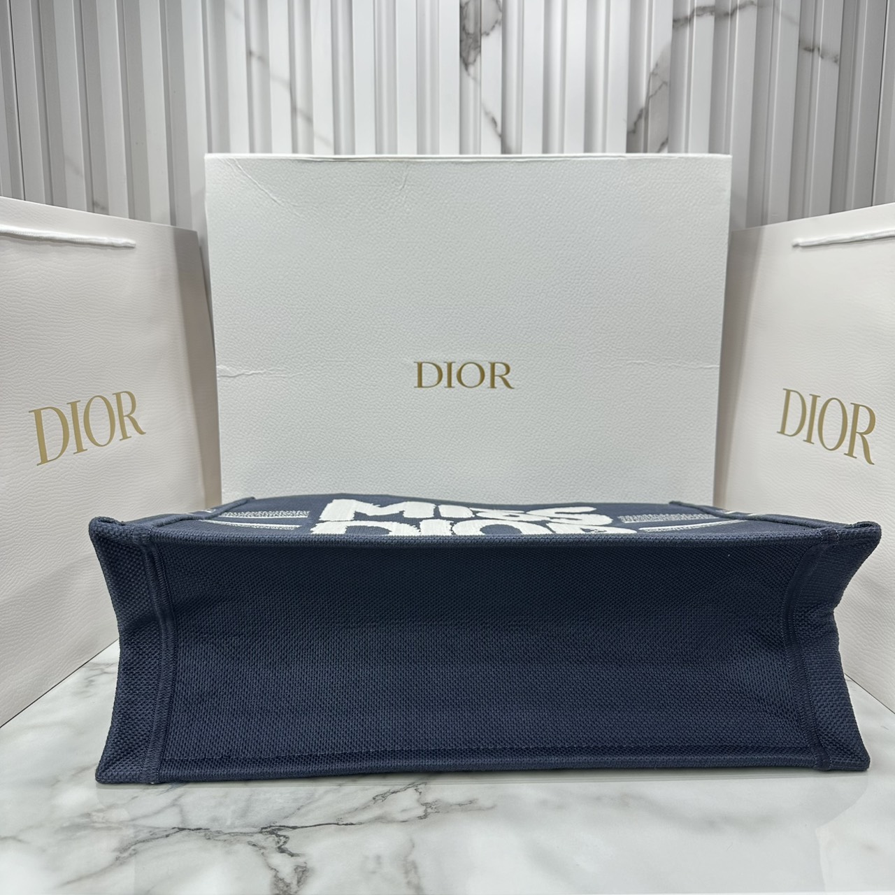 ORI หนังแท้ | Dior BookTote Blue Miss Dior Embroidery Tote Bag กระเป๋าทรงโท้ทคอลใหม่ โทนดำคลาสสิก สวยงามและหรูหรา